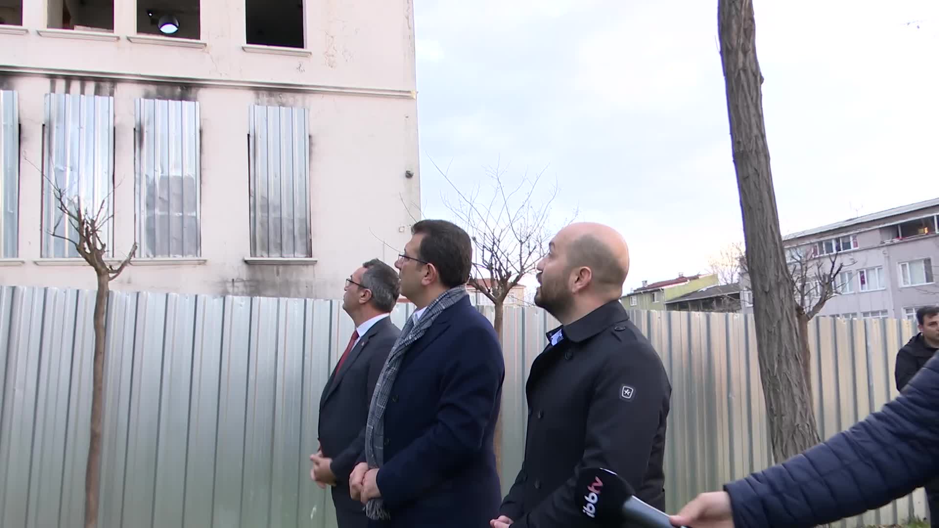 İMAMOĞLU, ÖNCEKİ YÖNETİM DÖNEMİNDE TÜGVA'YA ONARIM KARŞILIĞI TAHSİS EDİLEN, ANCAK HARABEYE DÖNEN YAPIDA İNCELEMELERDE BULUNDU: “LAF GELİNCE, ‘ÇÖP, ÇUKUR’. ÇÖP, ÇUKUR BU İŞTE”