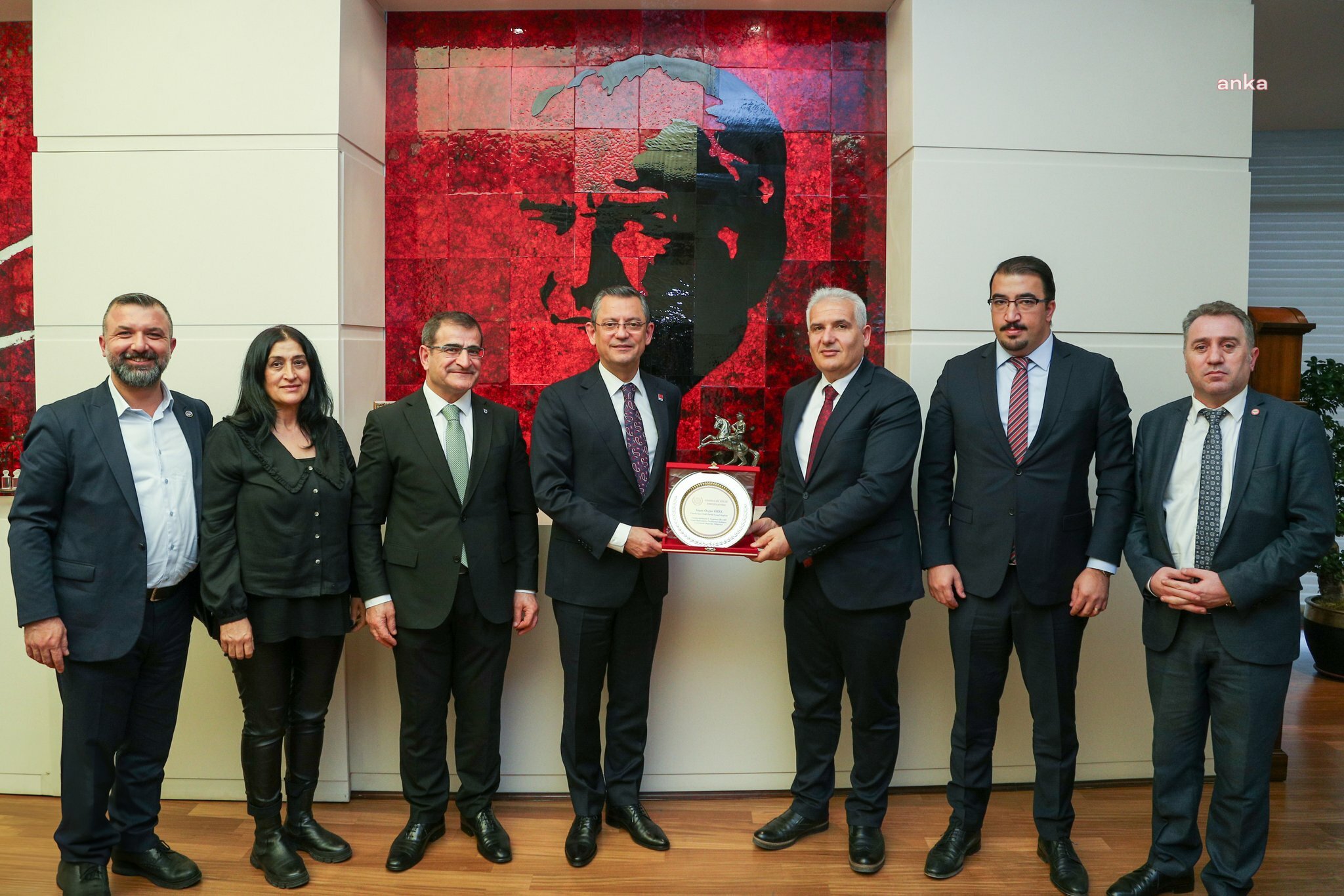 ÖZGÜR ÖZEL, ANADOLU GÜÇBİRLİĞİ KONFEDERASYONU YÖNETİM KURULU BAŞKANI AKYÜZ İLE BİR ARAYA GELDİ