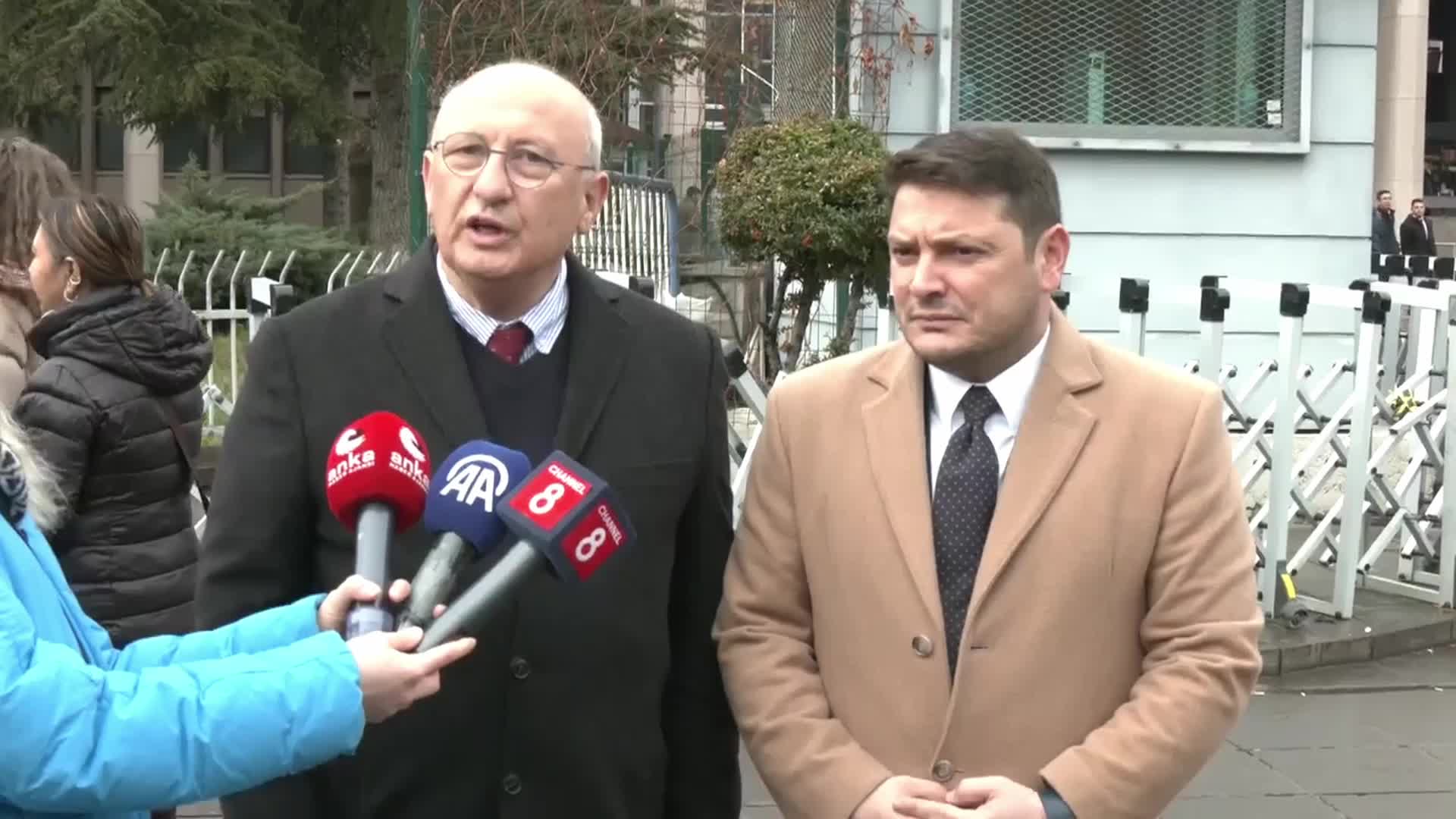 CHP’Lİ UTKU ÇAKIRÖZER VE TURAN TAŞKIN ÖZER; SIHHİYE ADLİYESİ ÖNÜNDE… ÇAKIRÖZER: “MİLLİYETÇİLİK SUÇ DEĞİLDİR”