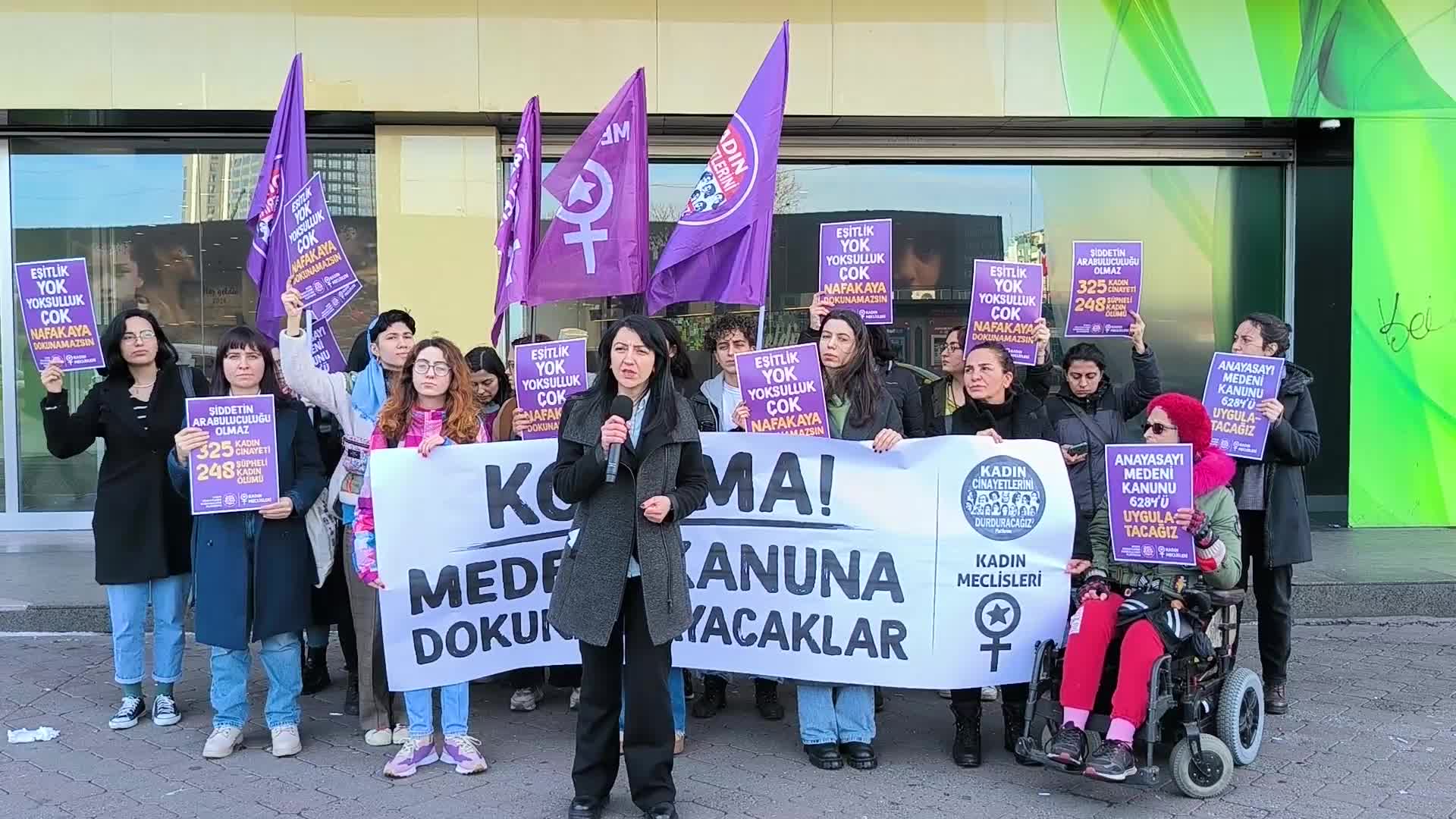 KADINLARDAN MEDENİ KANUN ÇALIŞTAYI’NA KARŞI EYLEM: “MEDENİ KANUN’A EL UZATMAK DEMEK, HİLAFET ÇAĞRILARININ YAPILABİLDİĞİ BUGÜNLERDE LAİKLİĞE SAVAŞ AÇMAK DEMEKTİR”