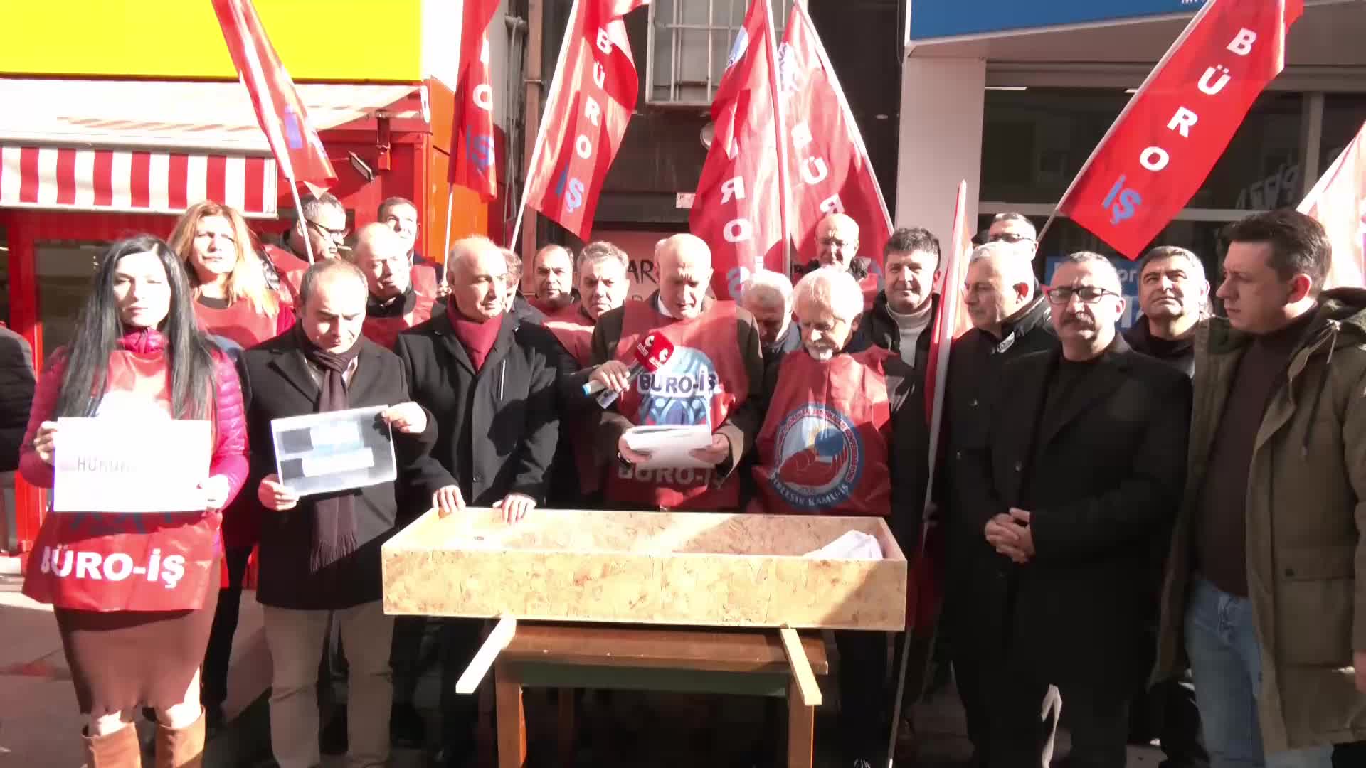 BÜRO-İŞ'TEN TABUTLU PROTESTO... SENDİKA BAŞKANI ALAY HAMZAÇEBİ: “MAAŞ ARTIŞLARI VE YAŞAM ŞARTLARI EMEKÇİYİ DİRİ DİRİ MEZARA GÖMECEK POLİTİKALARDIR”