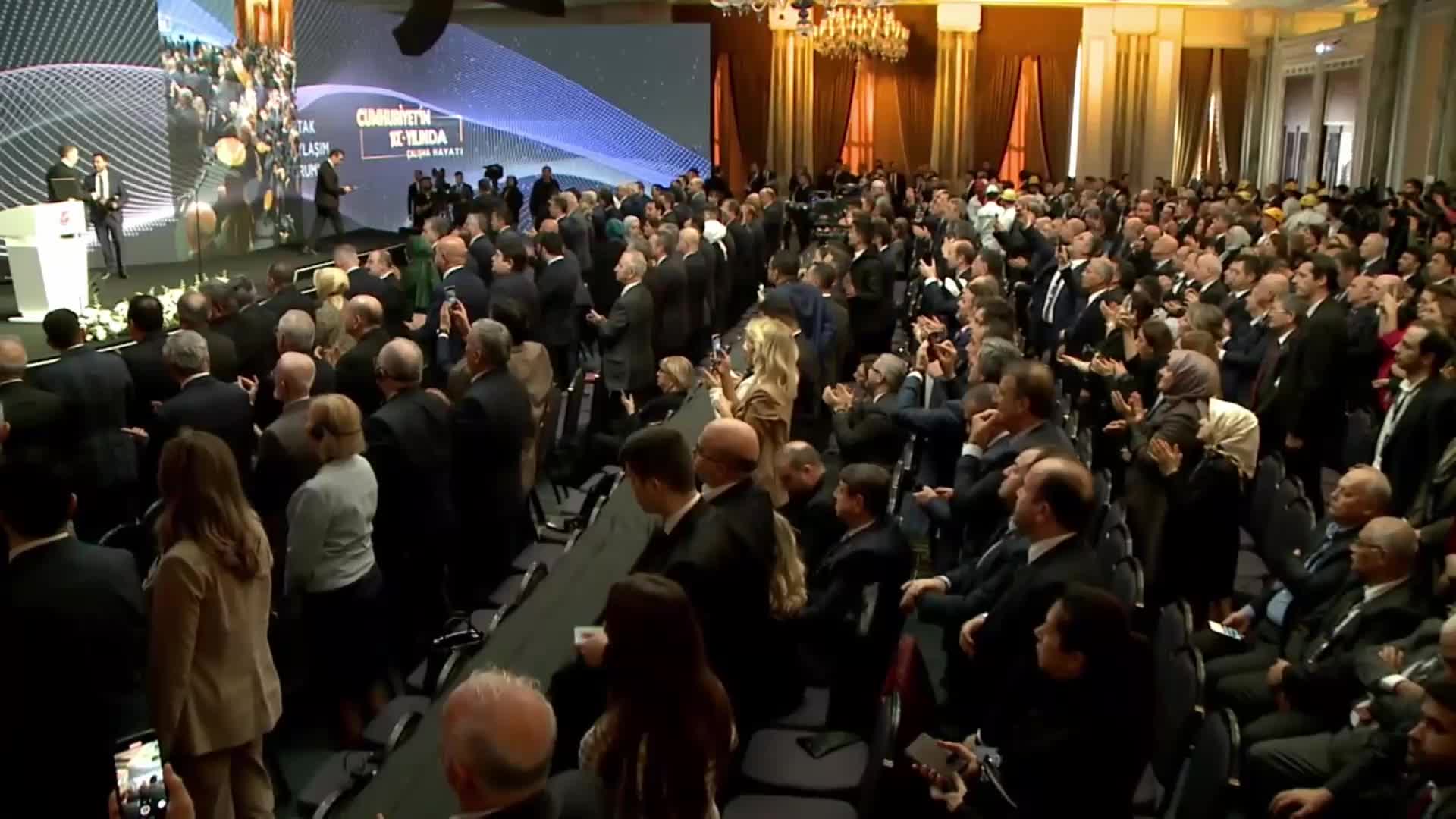 ERDOĞAN: "ENFLASYONDAKİ İVME KAYBININ ETKİLERİ YILIN İKİNCİ YARISINDA DAHA NET HİSSEDİLECEKTİR. ÖNÜMÜZDEKİ YILIN HERKESİ ŞAŞIRTAN OLUMLU GELİŞMELERE SAHNE OLACAĞINI DÜŞÜNÜYORUM"