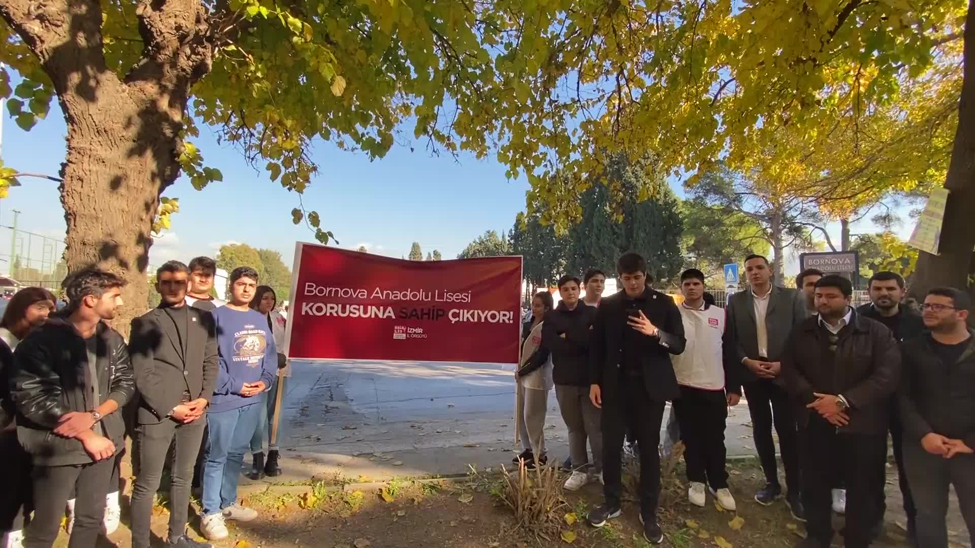 HALKÇI LİSELİLER BORNOVA ANADOLU LİSESİ ÖNÜNDEN SESLENDİ: “BİR LİSENİN BAHÇESİNE ANAOKULU GÖRÜLMÜŞ BİR ŞEY DEĞİLDİR”