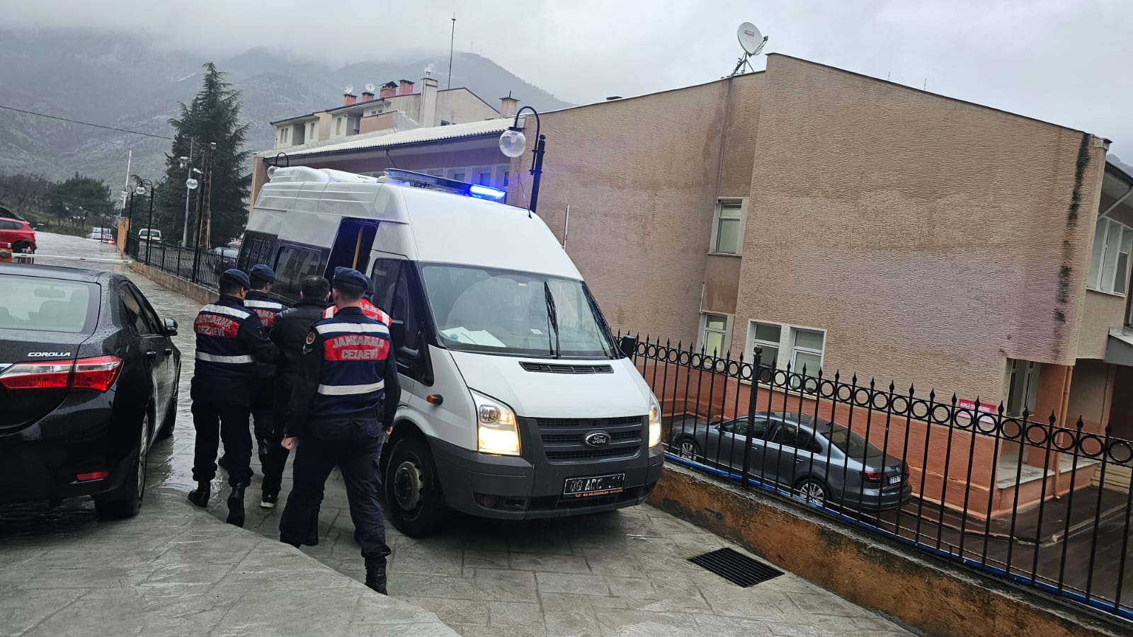 ARTVİN ARDANUÇ'TA EŞİNİ ÖLDÜREN SANIĞA MÜEBBET HAPİS CEZASI VERİLDİ