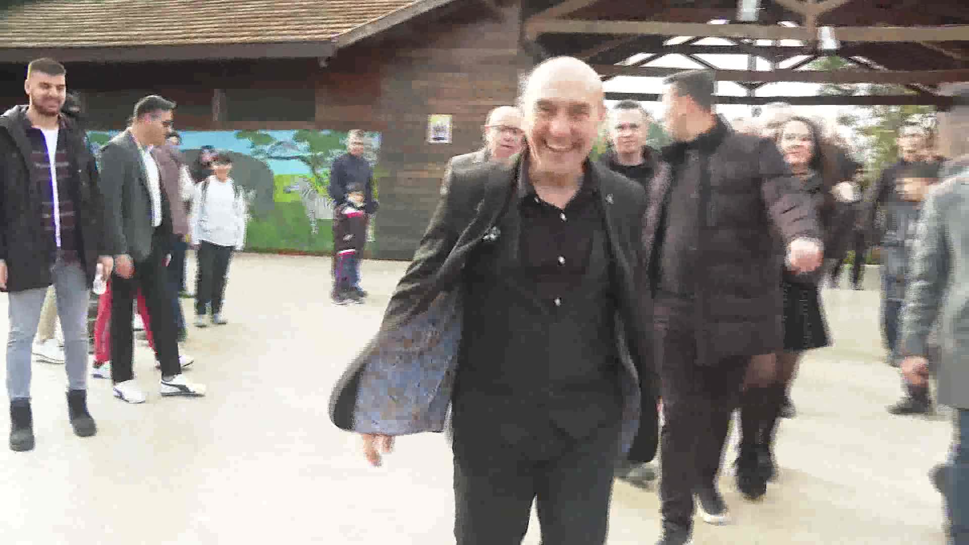 TUNÇ SOYER: “MAHALLEDE DAYANIŞMA VAR” GENÇLERİYLE BULUŞTU