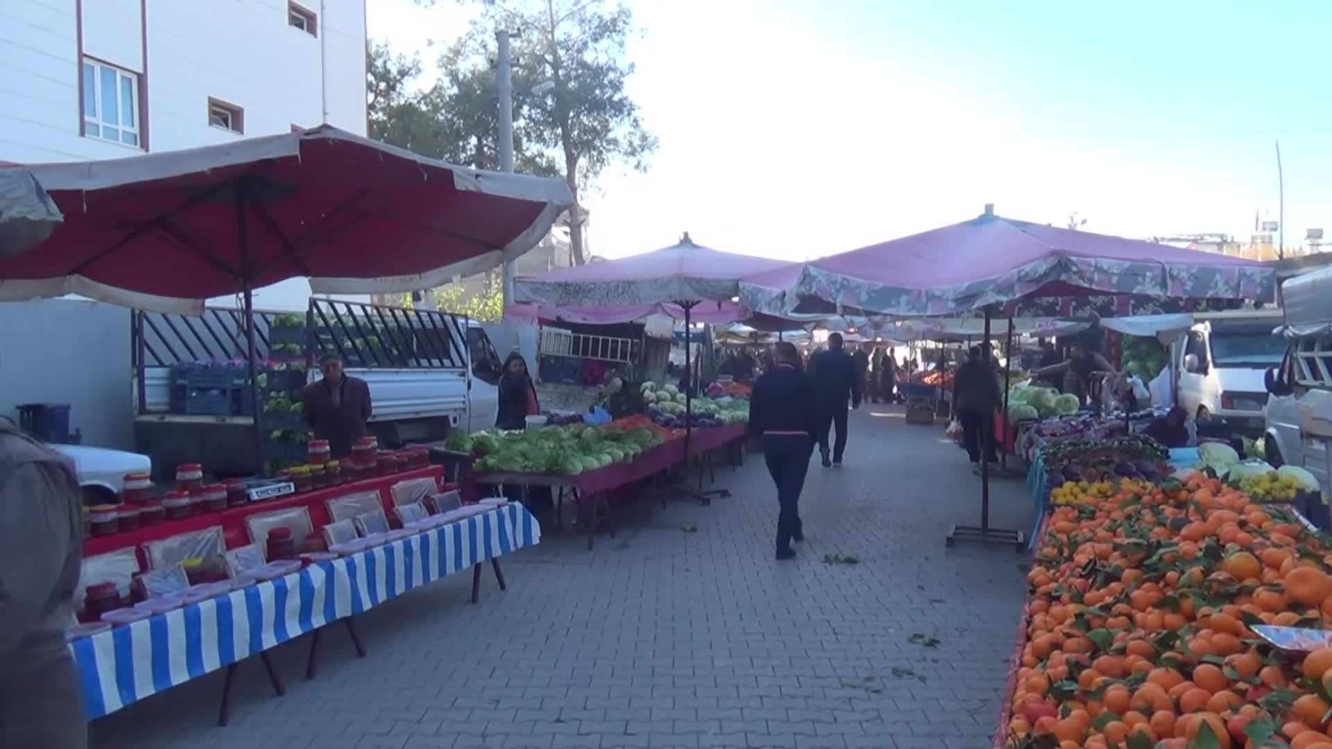 KADİRLİLİ PAZAR ESNAFI: "AKARYAKIT 15 LİRA İKEN BU MAL 5 LİRAYA SATILIYORDU. ŞİMDİ 40 LİRA OLUNCA BU MAL 60 LİRA OLDU. VATANDAŞ BİTİK"