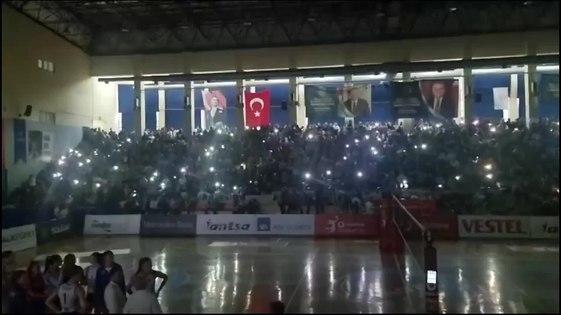 AYDIN BÜYÜKŞEHİR BELEDİYESPOR- FENERBAHÇE OPET VOLEYBOL MAÇINDA ELEKTRİKLER KESİLDİ