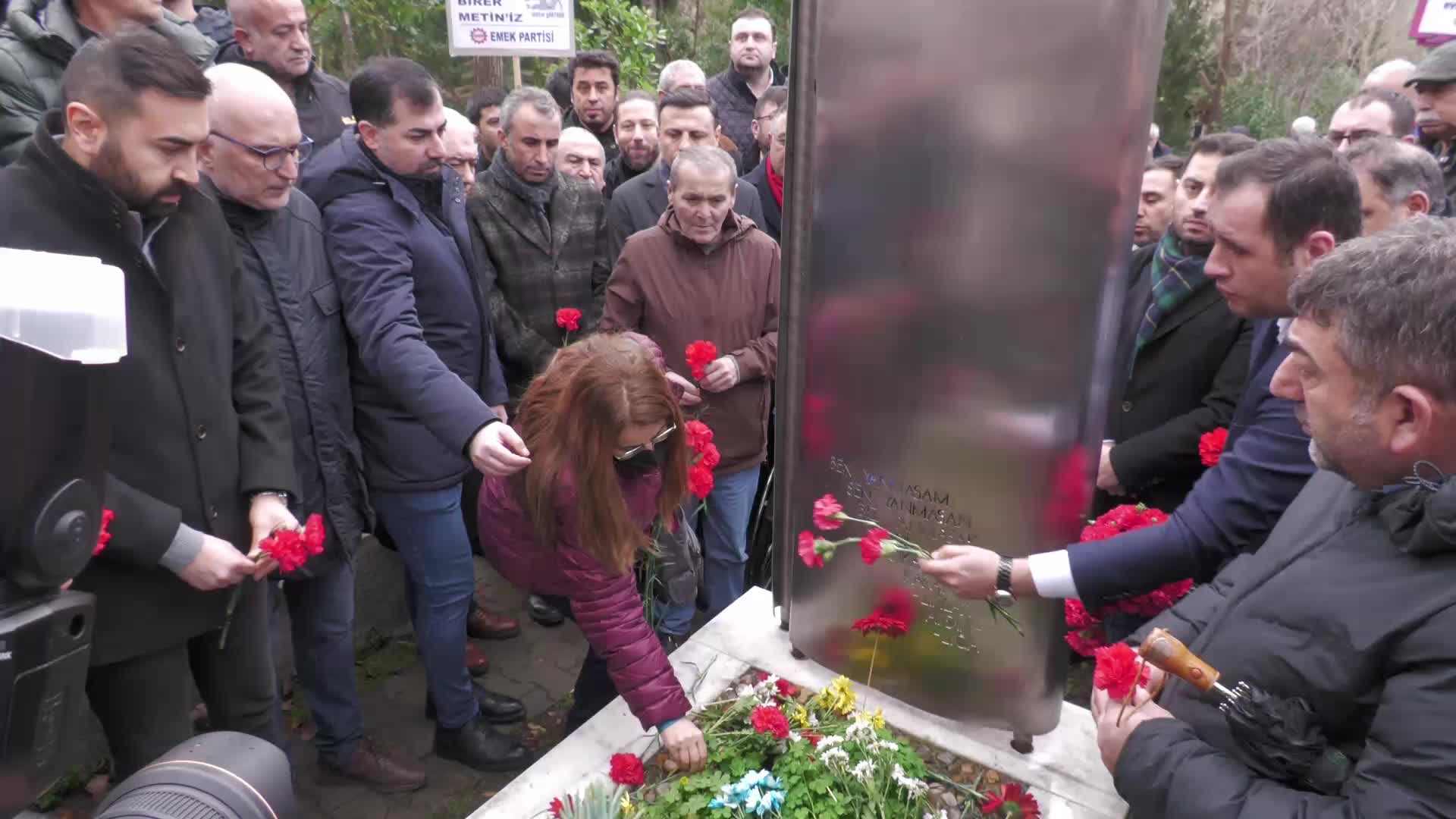 METİN GÖKTEPE, KATLEDİLİŞİNİN 28’İNCİ YILINDA MEZARI BAŞINDA ANILDI...MERYEM GÖKTEPE: “ZULME, KORKUTMALARA, GÖZALTILARA RAĞMEN GERÇEĞİN PEŞİNİ KOVALAYAN GENÇ GAZETECİLER HÂLÂ VAR”