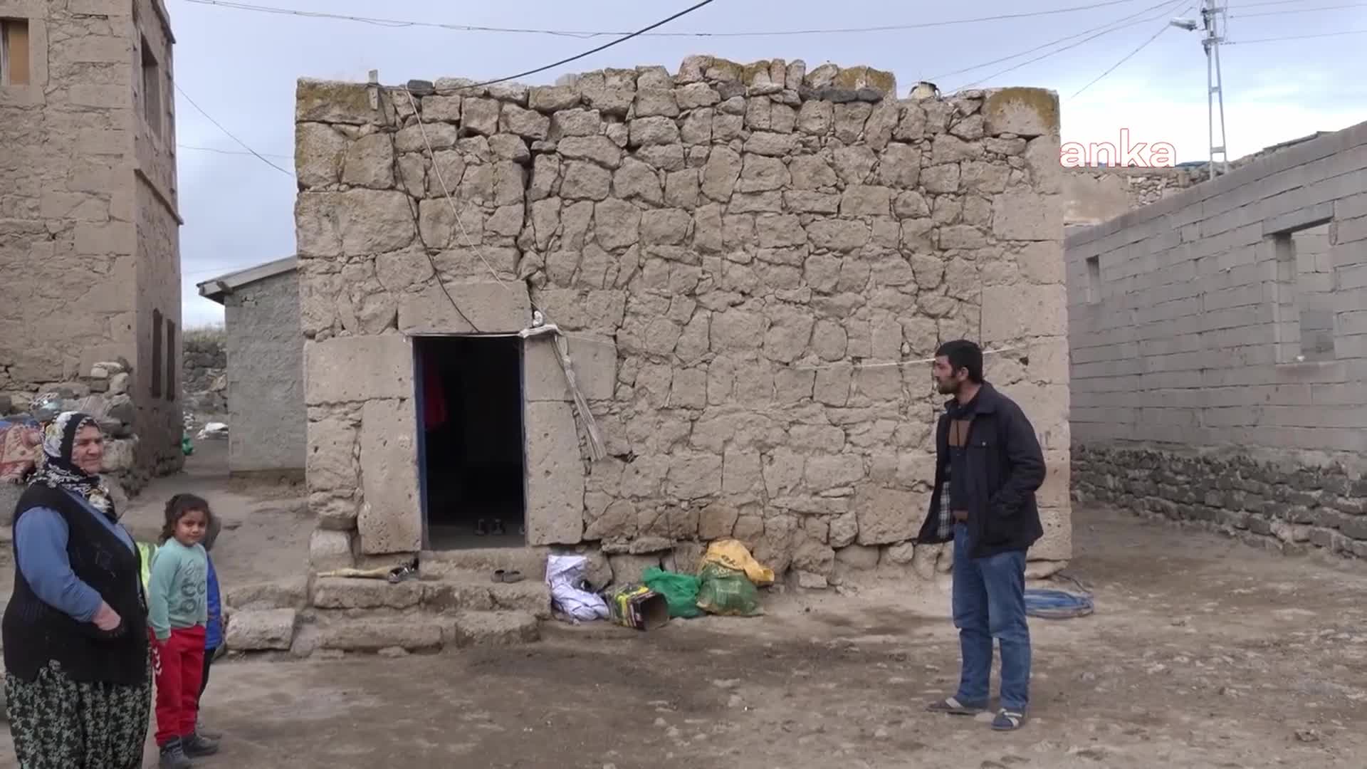 AKSARAY'DA İKİ SENE ÖNCE EVLERİ YANAN ÇİFT: "KAYMAKAM BEY BİZE SÖZ VERDİ, BU EVİN YAPILMASINI İSTİYORUZ"