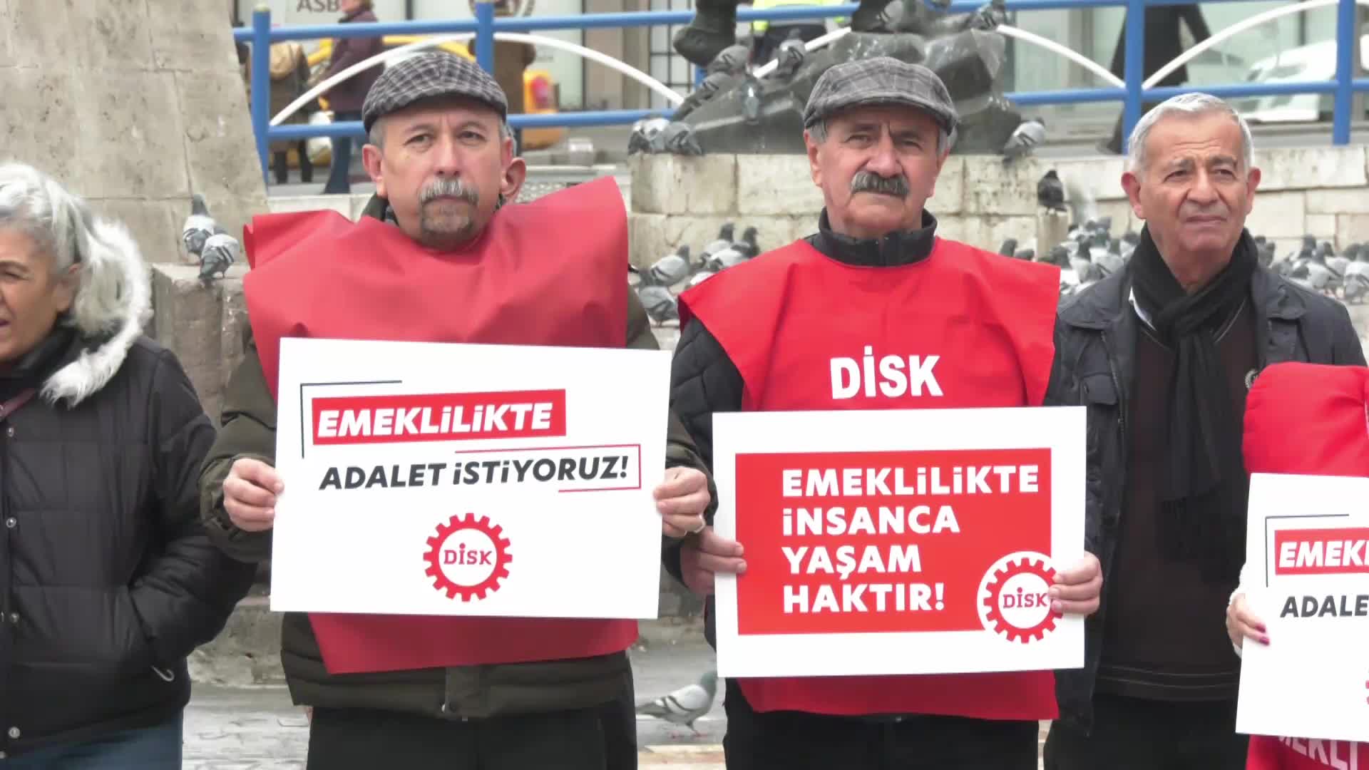 DİSK EMEKLİ SEN ULUS MEYDANI’NDA EMEKLİ MAAŞLARINI PROTESTO ETTİ: “EN DÜŞÜK EMEKLİ MAAŞI YOKSULLUK SINIRININ YARISINDAN AZ OLMAYACAK ŞEKİLDE BELİRLENSİN”