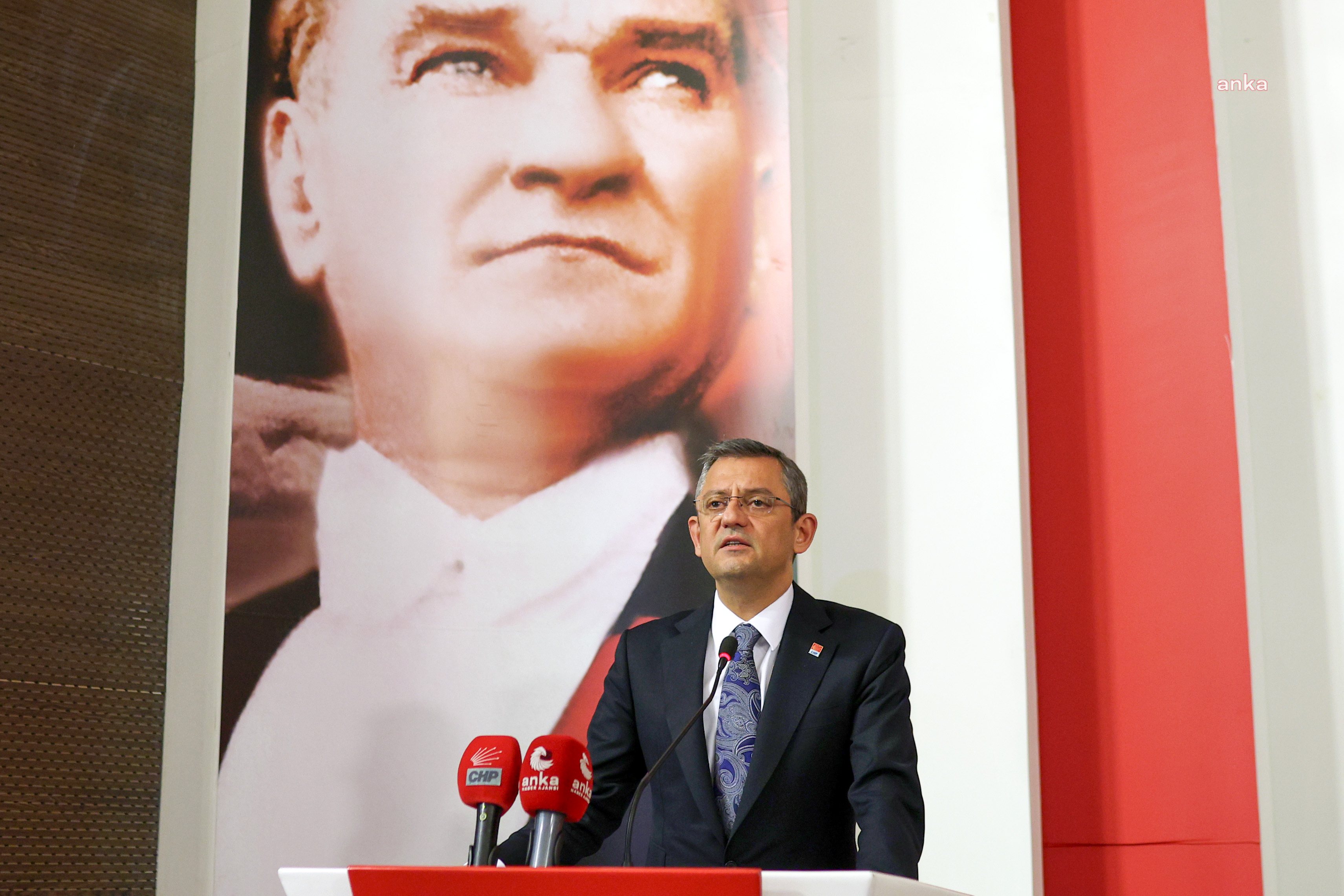 ÖZGÜR ÖZEL: “GAZETECİLER BASKILARLA, SORUŞTURMALARLA, TUTUKLAMALARLA BOĞUŞMAYA DEVAM EDİYOR. BASIN YENİDEN 4'ÜNCÜ GÜÇ OLARAK İDAREYİ ÖZGÜRCE DENETLEYEBİLMELİ VE ELEŞTİRMELİDİR”