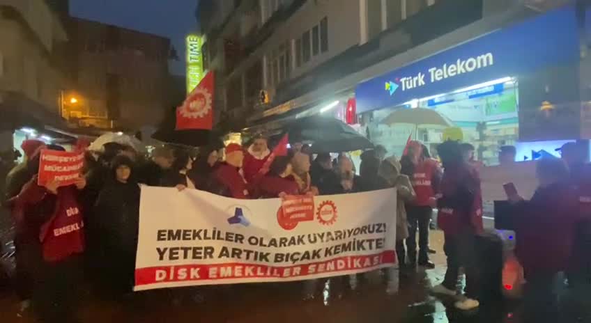 DİSK EMEKLİ SEN SAMSUN ŞUBESİ, MAAŞ ZAMLARINI PROTESTO ETTİ. 80 YAŞINDAKİ SAİME İŞBAŞI: "BEN 25 YIL ÖNCEKİ TÜRKİYE’Mİ İSTİYORUM"