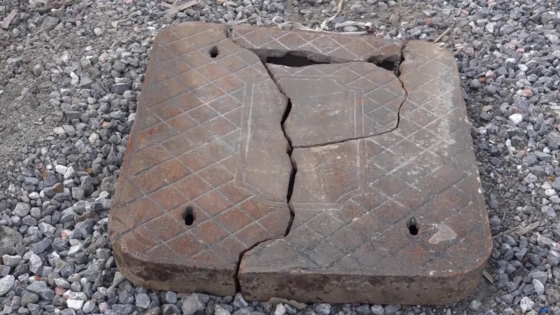 KEMERALTI'NDAKİ ALTYAPI ÇALIŞMALARINDAN ASIRLIK SU BORULARI ORTAYA ÇIKTI
