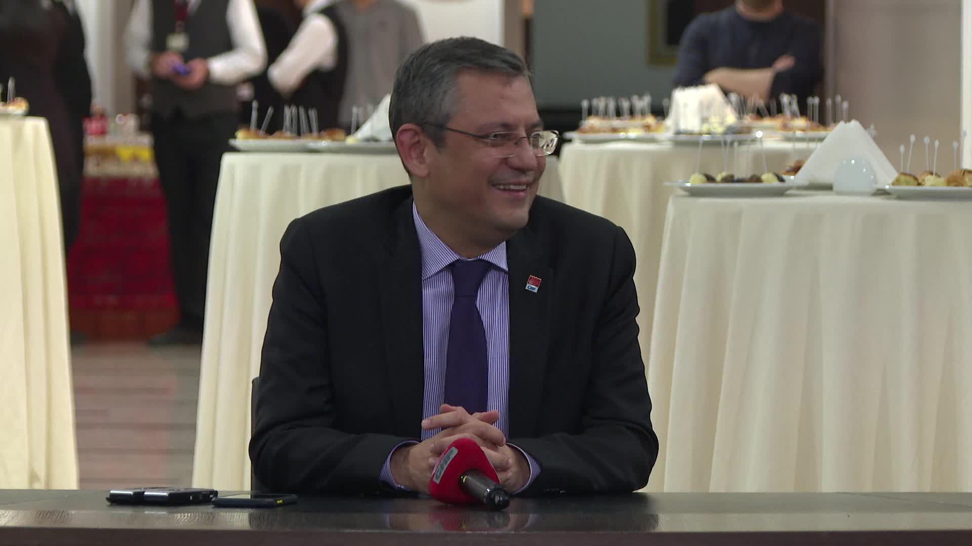 ÖZGÜR ÖZEL, CHP GENEL MERKEZ’DE GAZETECİLERLE BİR ARAYA GELDİ... “TÜRKİYE’DE BASIN ÖZGÜRLÜĞÜ NOKTASINDA CİDDİ BİR SIKINTI YAŞANDIĞI ORTADA”