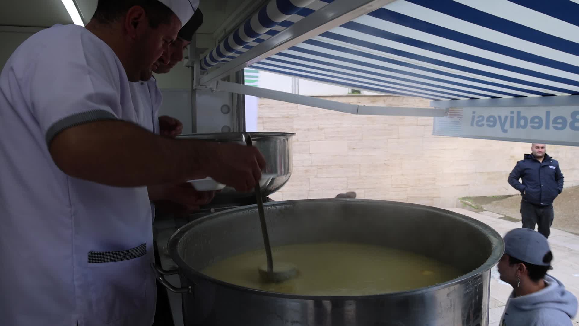 MARMARİS BELEDİYESİ'NDEN ÜNİVERSİTE ÖĞRENCİLERİNE SICAK YEMEK İKRAMI