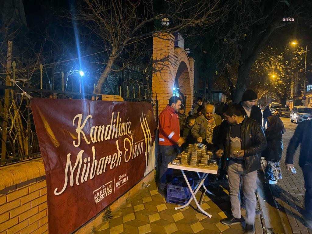 AKHİSAR BELDİYESİ, REGAİP KANDİLİ’NDE CAMİLERDE SICAK HELVA DAĞITTI