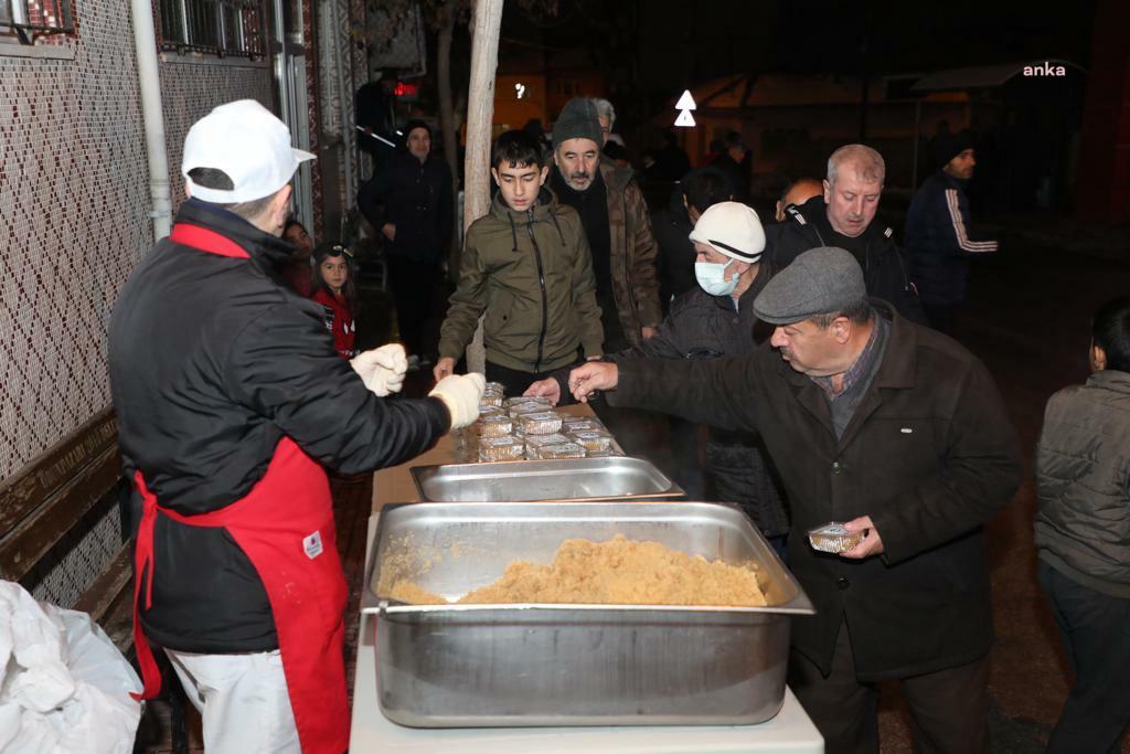 ODUNPAZARI BELEDİYESİ ÜÇ AYLAR VE REGAİP KANDİLİ DOLAYISIYLA HELVA DAĞITTI