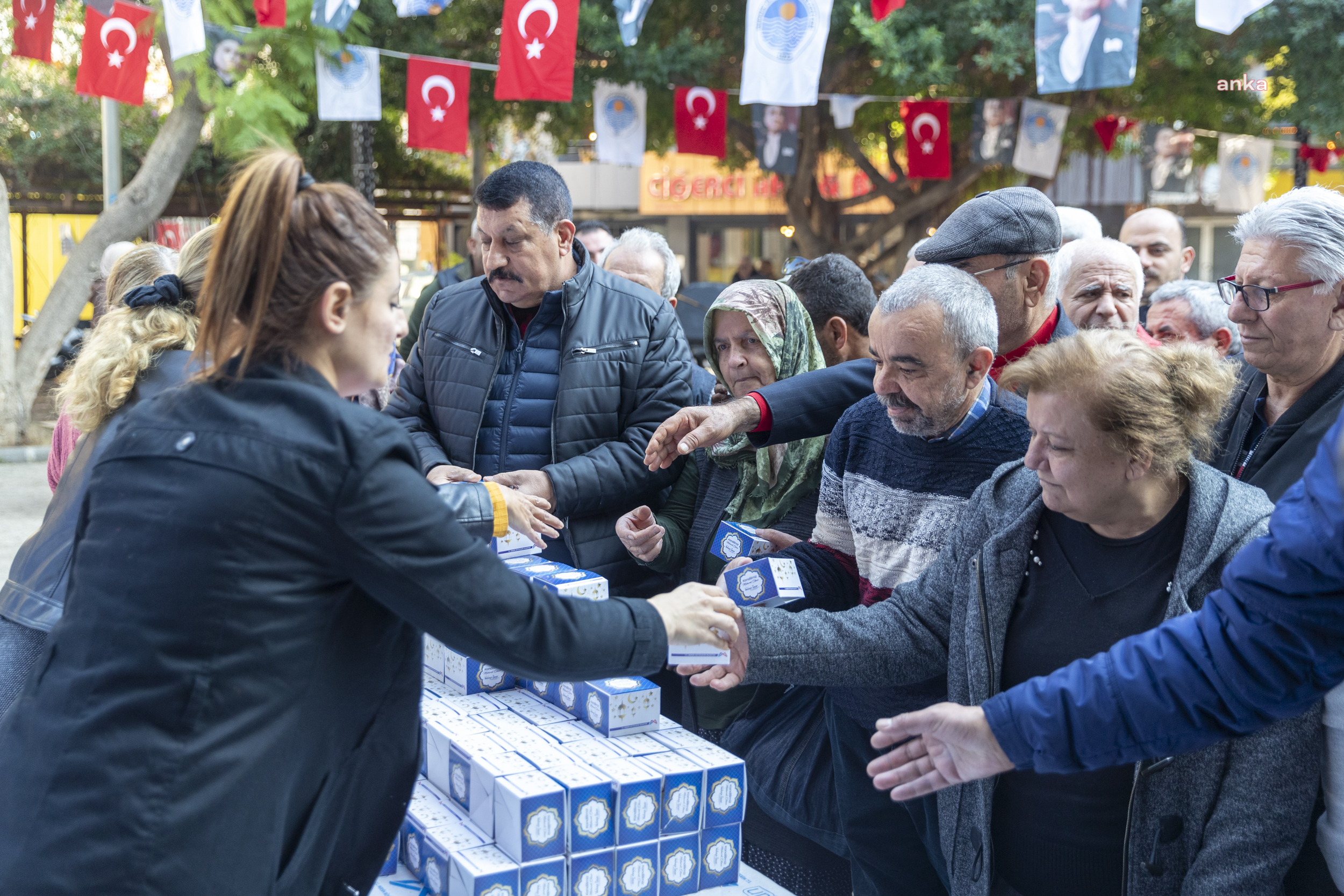 MERSİN BÜYÜKŞEHİR, REGAİP KANDİLİ SİMİTİ DAĞITTI