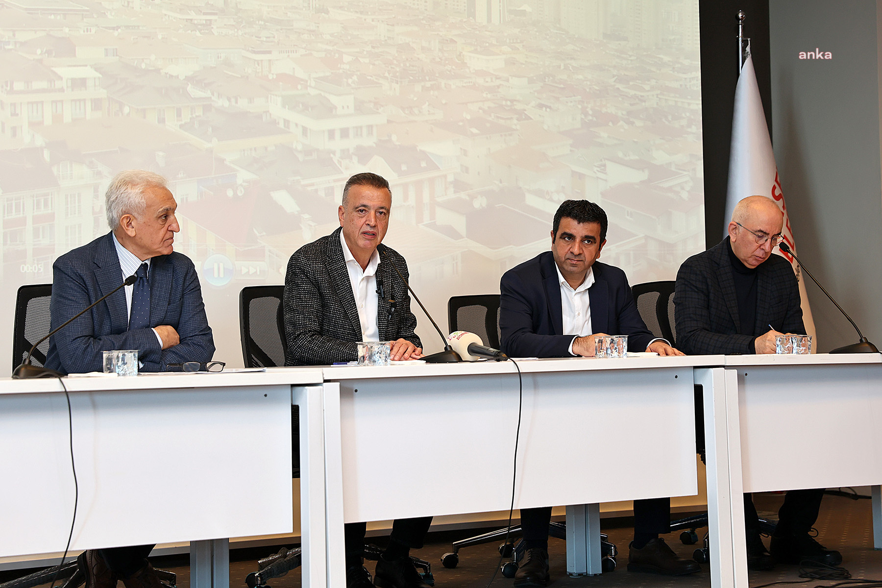 ATAŞEHİR BELEDİYE BAŞKANI İLGEZDİ'DEN İMAR PLANI DEĞİŞİKLİKLERİ SONRASI BİLGİLENDİRME TOPLANTISI