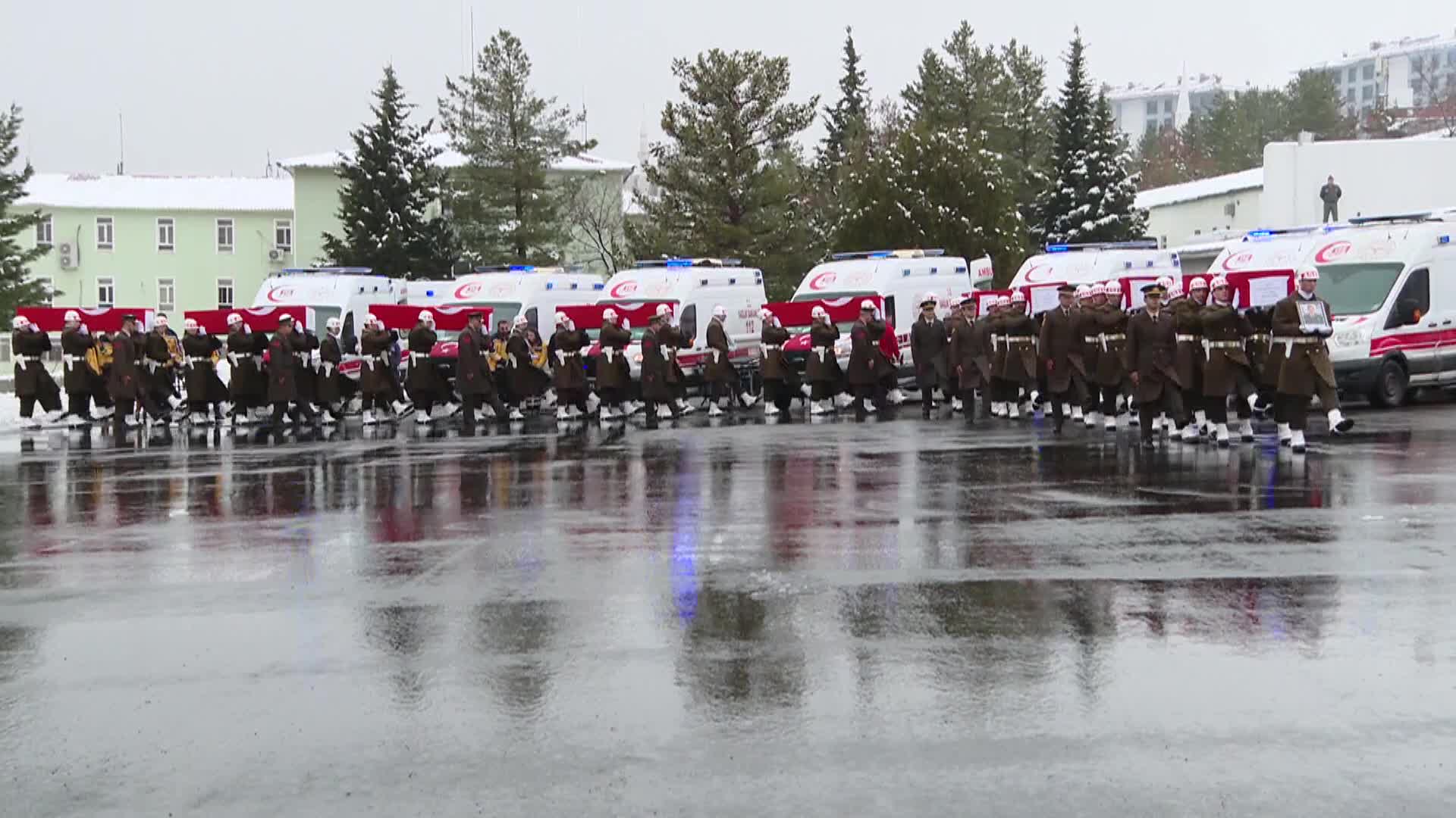 PENÇE-KİLİT HAREKÂTI BÖLGESİNDE ŞEHİT OLAN 9 ASKER İÇİN ŞIRNAK'TA TÖREN DÜZENLENDİ