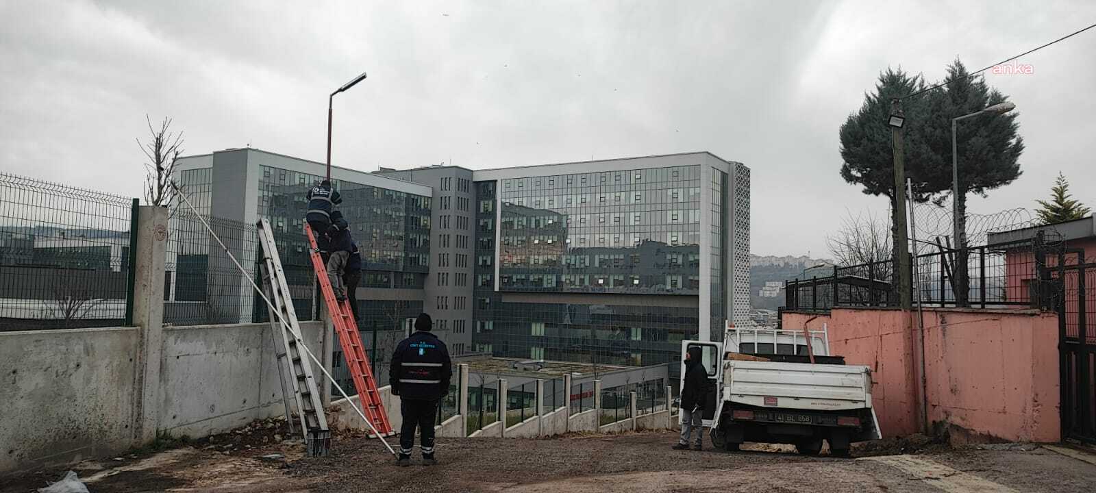 İZMİT BELEDİYESİ, TAVŞANTEPELİLERİN TALEBİYLE ŞEHİR HASTANESİ BAĞLANTI YOLUNU GÜNEŞ ENERJİSİ İLE AYDINLATIYOR