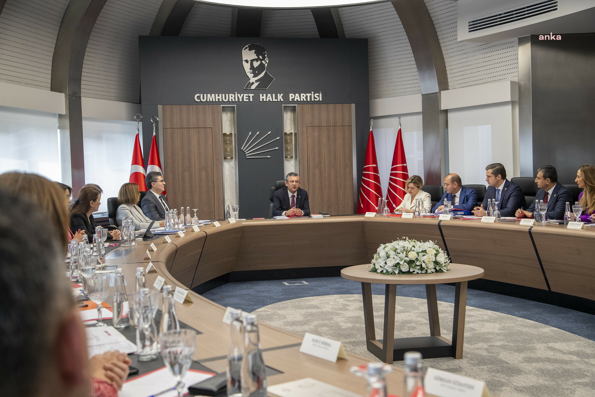 OLAĞANÜSTÜ TOPLANAN CHP MYK'DAN BİLDİRİ: "TÜRKİYE BÜYÜK MİLLET MECLİSİ’NİN TOPLANMASI VE MİLLETİMİZİN BİLGİLENDİRİLMESİ ÇAĞRIMIZI YİNELİYORUZ"