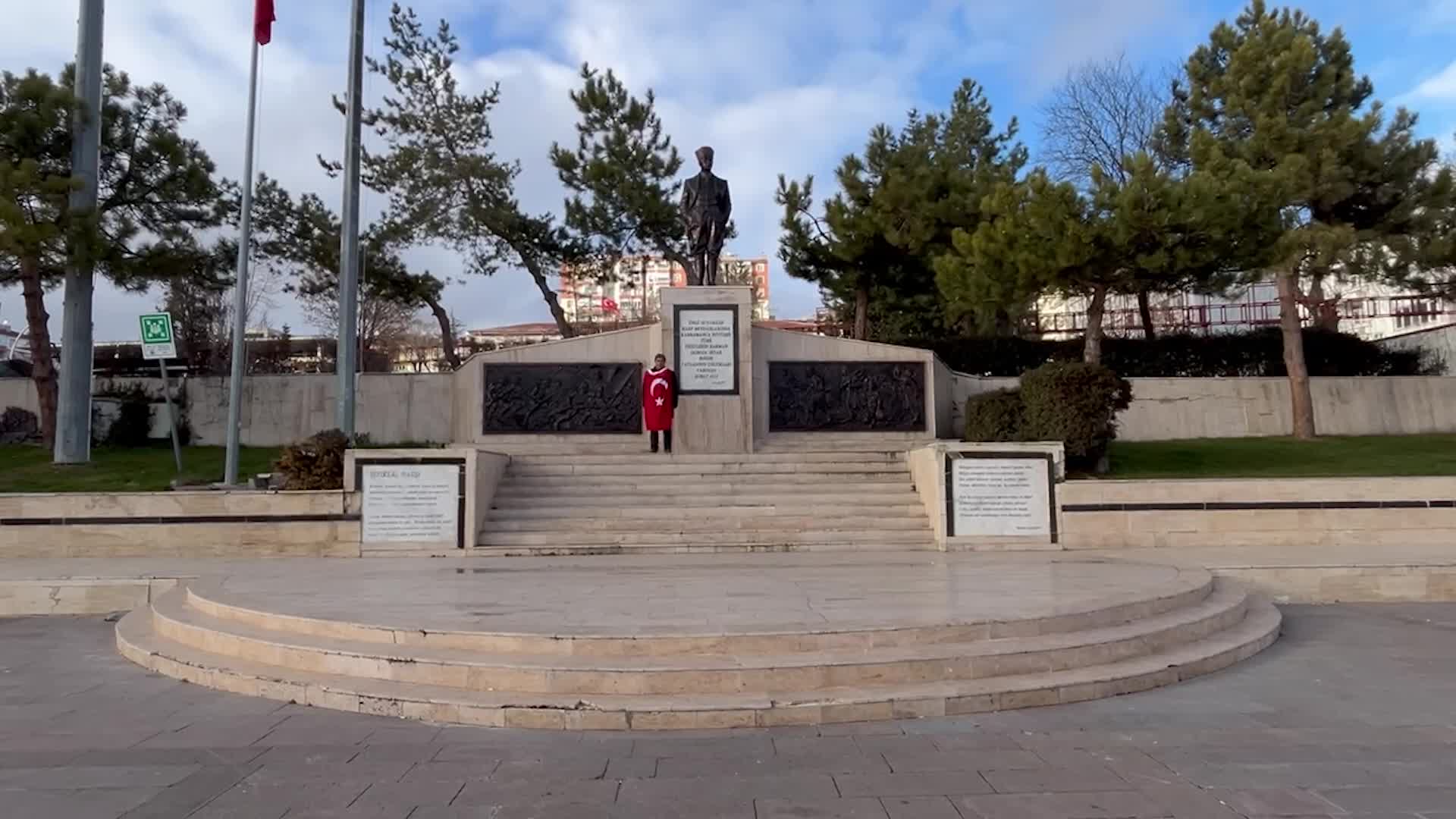 YOZGAT’TA BİR VATANDAŞ, ŞEHİTLER İÇİN ATATÜRK ANITI ÖNÜNDE NÖBET TUTTU