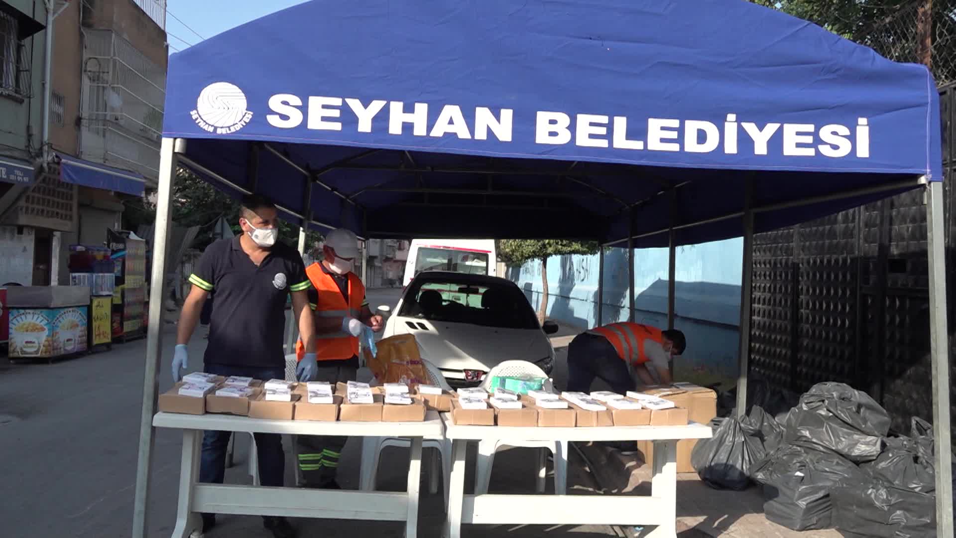 SEYHAN BELEDİYESİ'NDEN ÖĞRENCİLERE MASKE VE ÇOCUK KİTİ
