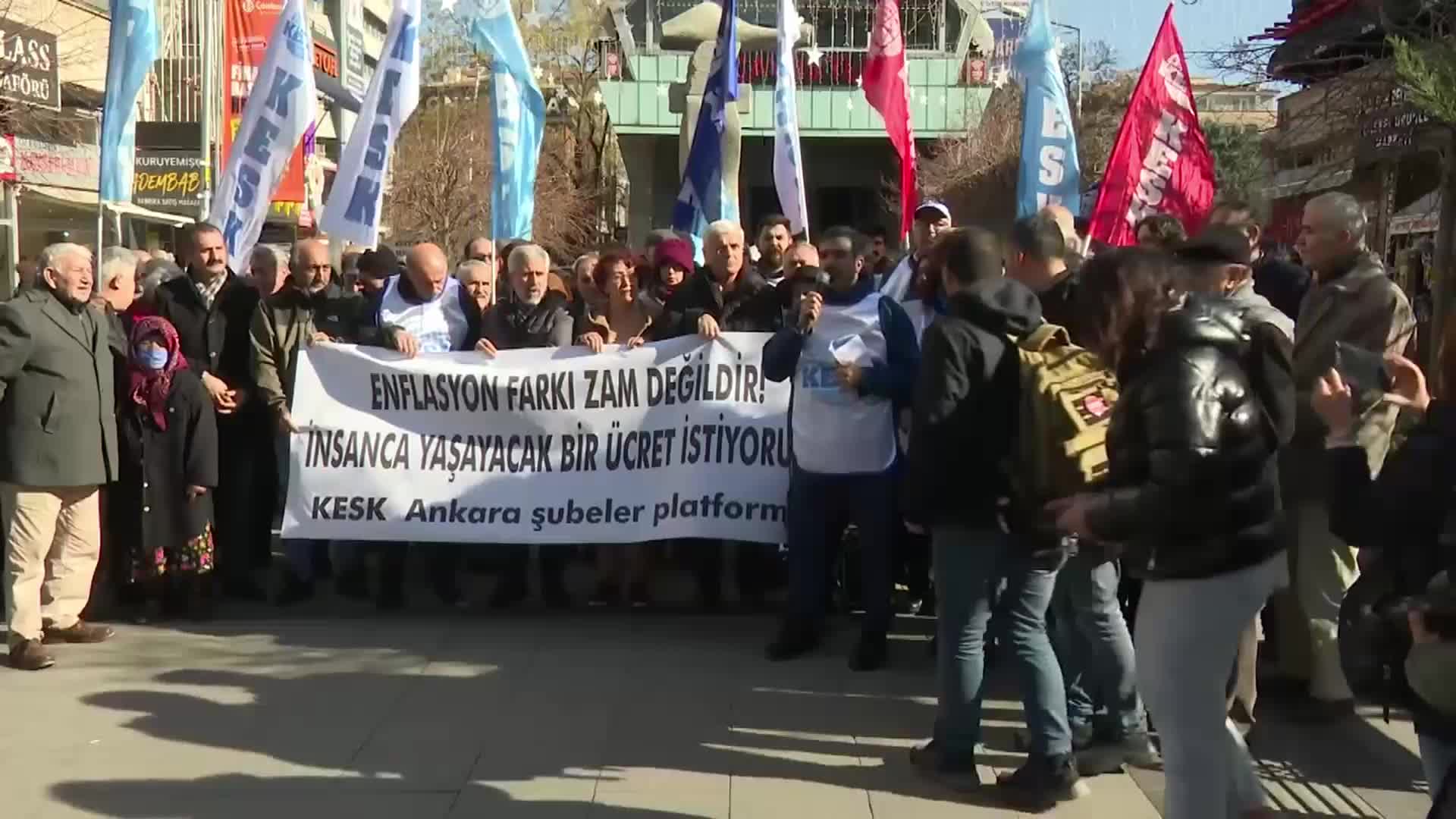 KESK'TEN ANKARA'DA MAAŞ ZAMMI PROTESTOSU: EN DÜŞÜK KAMU EMEKÇİSİ MAAŞININ 53 BİN TL OLAN YOKSULLUK SINIRININ ÜZERİNE ÇIKARILMASINI İSTİYORUZ. EN DÜŞÜK EMEKLİ AYLIĞI DA 18 BİN 700 TL’YE ÇIKARILMALI