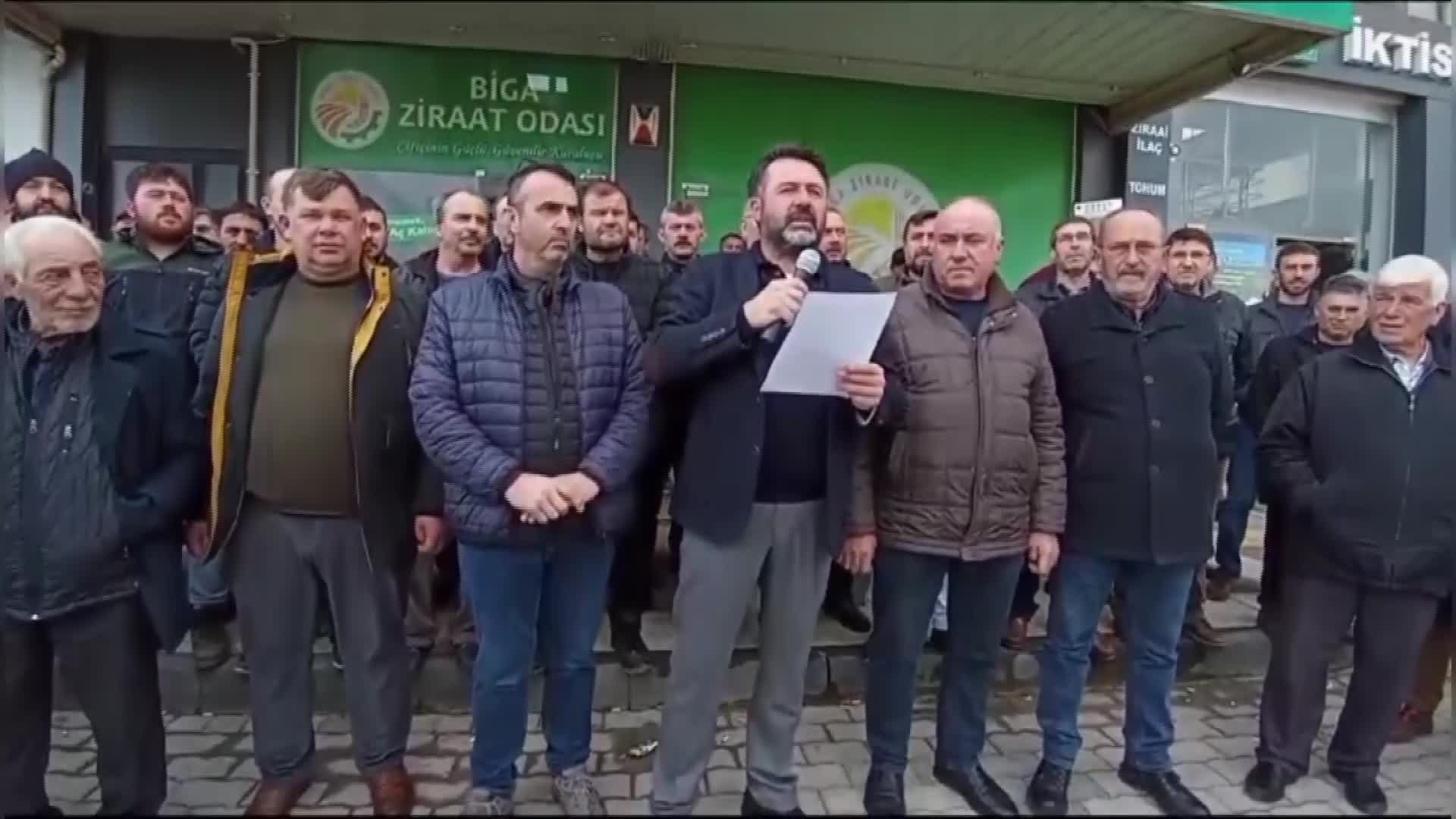BİGALI SÜT ÜRETİCİLERİ ÇİĞ SÜT FİYATINI PROTESTO ETTİ: "BU FİYATI KABUL ETMEK HAYVANCILIĞIN, CAN ÇEKİŞMEKTE OLAN ET VE SÜT ÜRETİMİNİN YOK OLUŞUNU KABUL ETMEK DEMEKTİR"