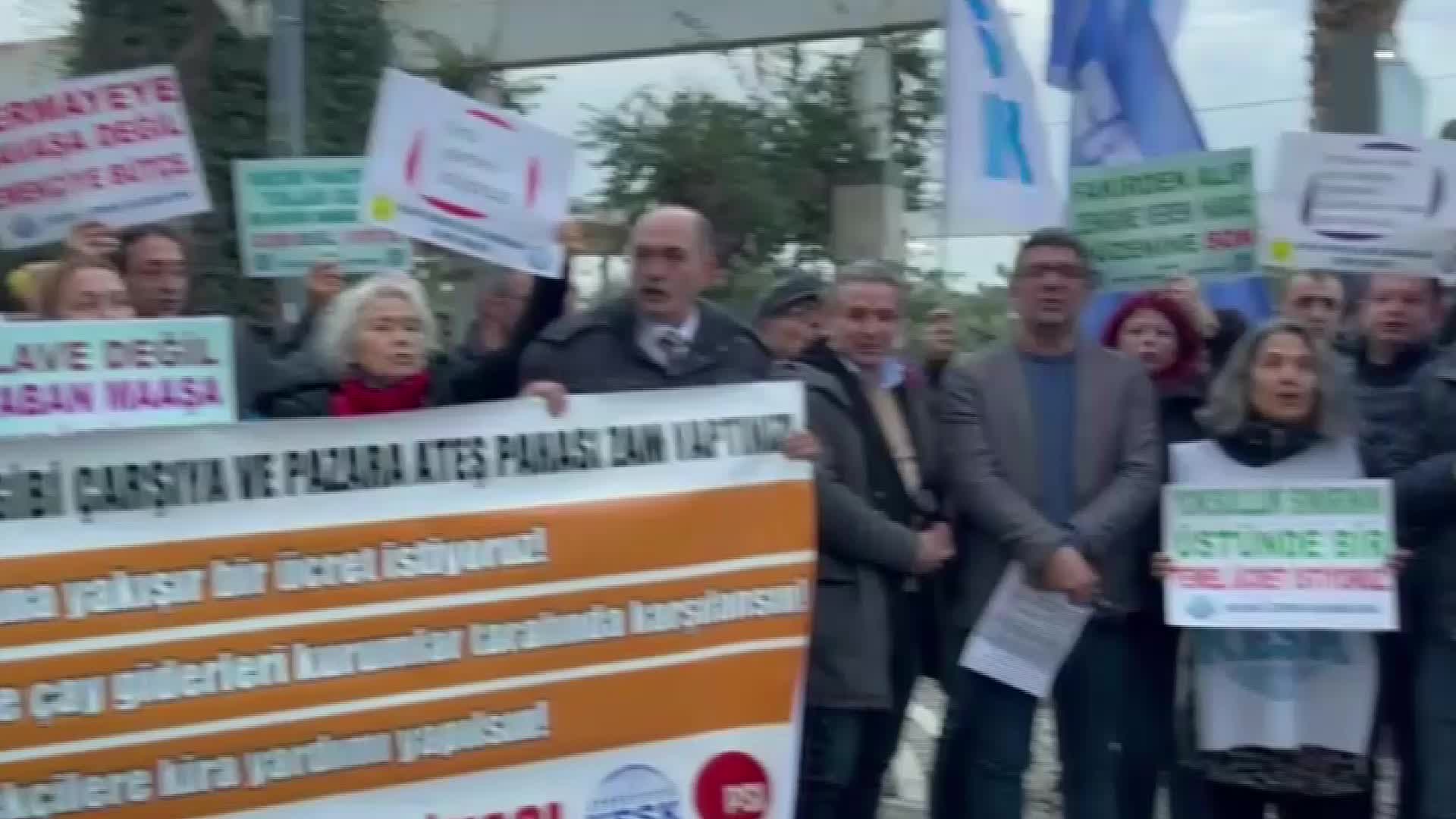 KESK İZMİR ŞUBELER PLATFORMU ÜYELERİ ZAMLARI PROTESTO İÇİN BORDROLARINI YAKTI: "HAK ETTİĞİMİZ REFAHTA BİRLEŞMEK İSTİYORUZ"