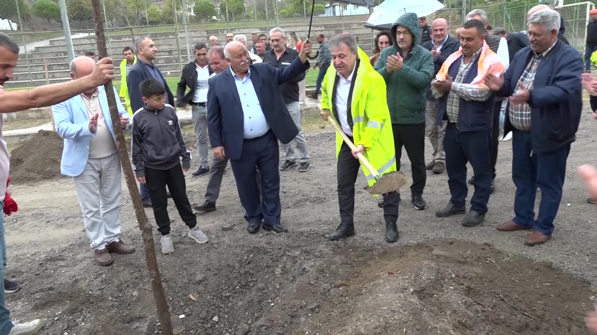 DAHA YEŞİL BORNOVA: 5 YILDA 13 BİN AĞAÇ DİKİLDİ
