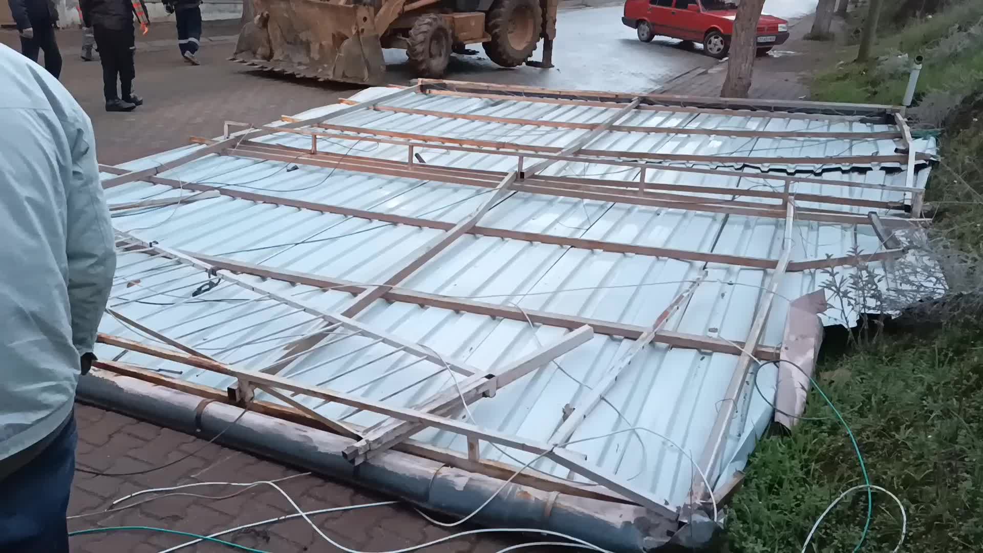 AYDIN'DA ŞİDDETLİ RÜZGAR BİR EVİN ÇATISINI UÇURDU