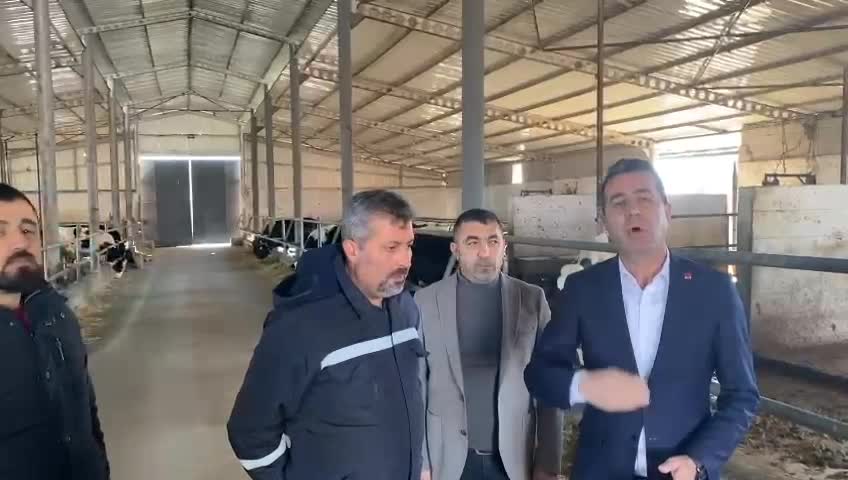 ERHAN ADEM, SÜT ÜRETİCİLERİNİN SORUNLARINI DİNLEDİ: TİGEM GÖREVİNİ YAPMIYOR. TİGEM İŞLETMELERİ VE ET VE SÜT KURUMU MUTLAKA DAMIZLIK ÜRETİMİ YAPMALI. TOHUM ÜRETİP ÇİFTÇİYE DAĞITMALI”
