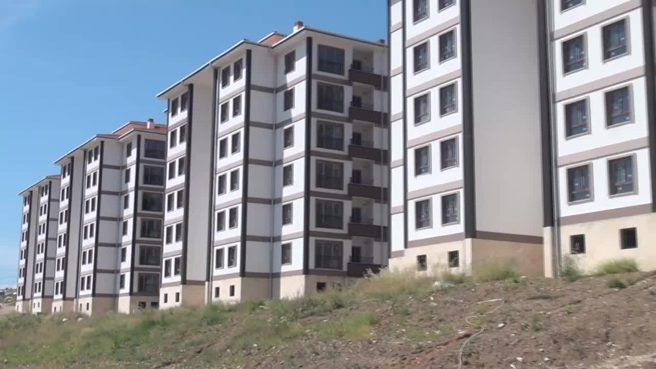 MEHMET TAHTASIZ, KURUÇAY TOKİ EVLERİNDE İNCELEME YAPTI: "TOKİ ANAHTARI VEREREK ŞOV YAPMAK YERİNE VATANDAŞIN SUYUNU, DOĞAL GAZINI BAĞLAMALI"