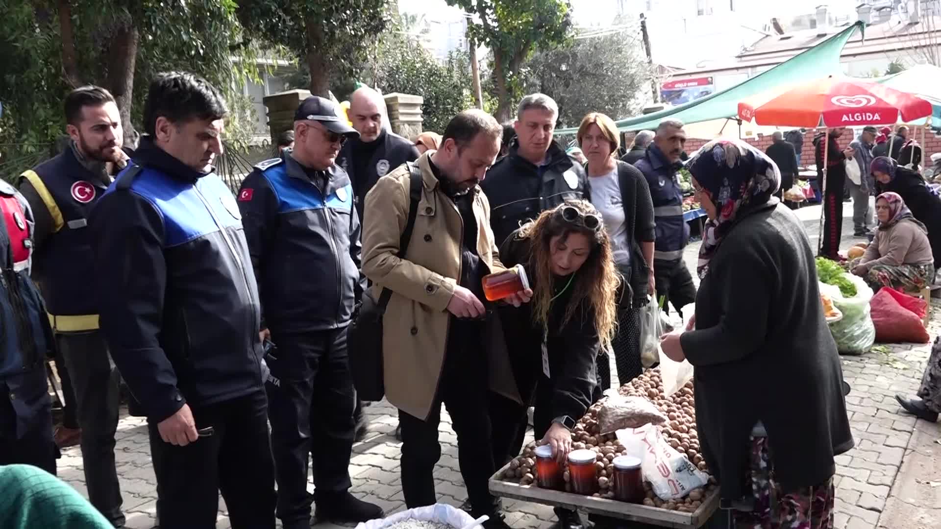 EDREMİT ZABITADAN PAZAR YERİNDE GIDA DENETİMİ