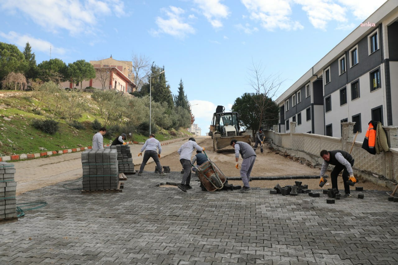 EDREMİT'TE DOĞAL GAZ ÇALIŞMASI NEDENİYLE BOZULAN YOLLAR HIZLA YENİLENİYOR