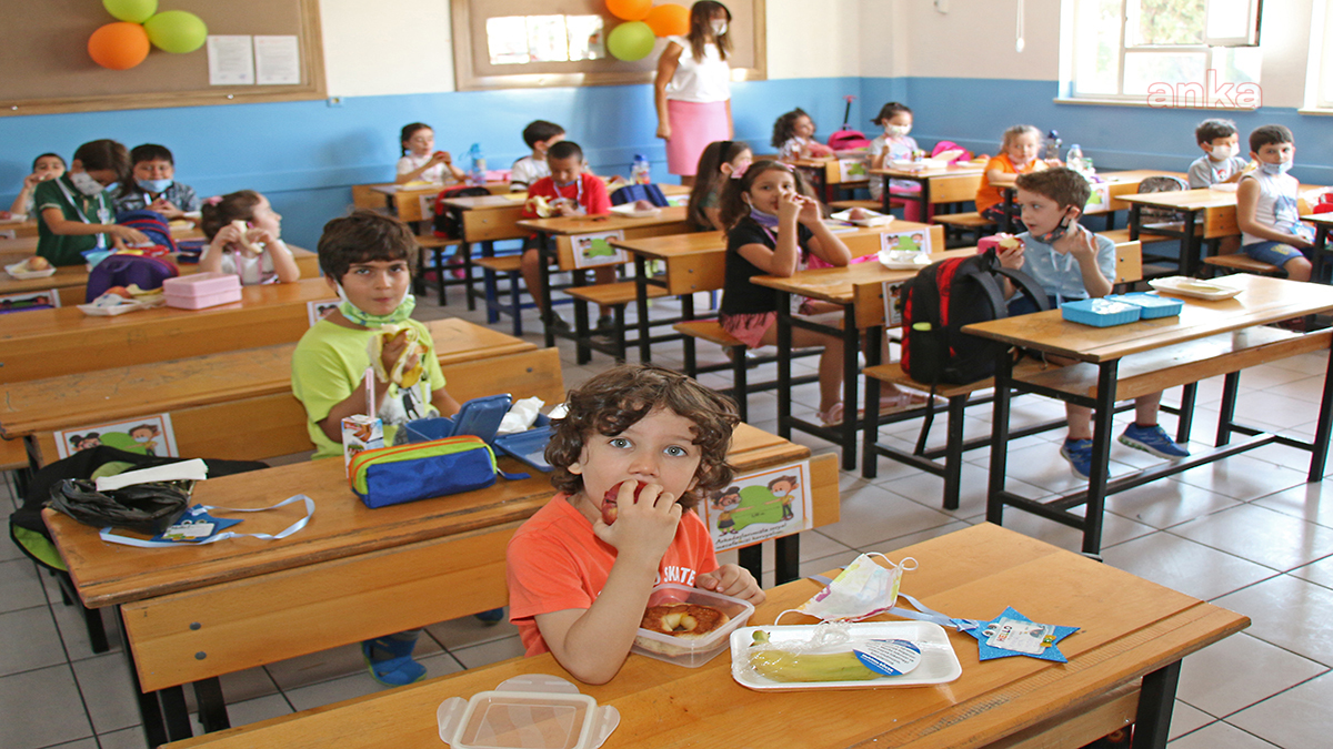 ANTALYA'DA İLK TENEFFÜSTE ÖĞRENCİLERİN MEYVESİ BÜYÜKŞEHİR’DEN