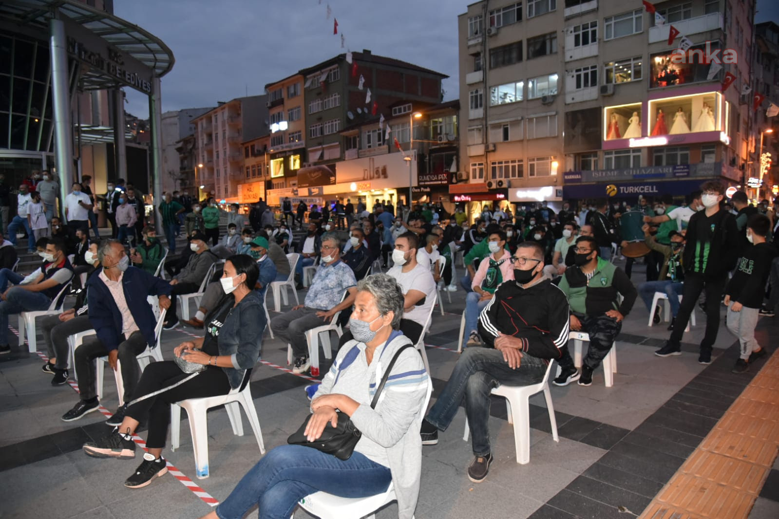KOCAELİSPOR'UN İLK MAÇININ HEYECANI, BELSA PLAZA ÖNÜNDE YAŞANDI