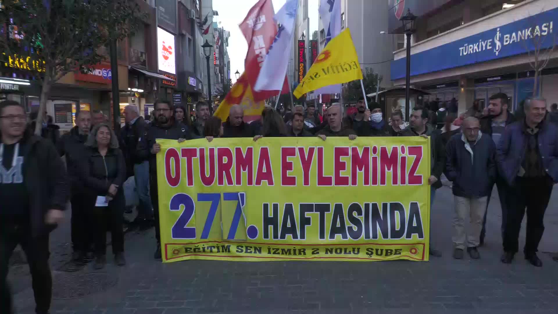 KHK'LI ÖĞRETMENLERİN OTURMA EYLEMİ 277. HAFTASINDA: “ÜYE VE YÖNETİCİLERİMİZİN DOSYALARI ŞİMDİ DE İDARE MAHKEMELERİNİN ÖNÜNDE BEKLETİLİYOR”