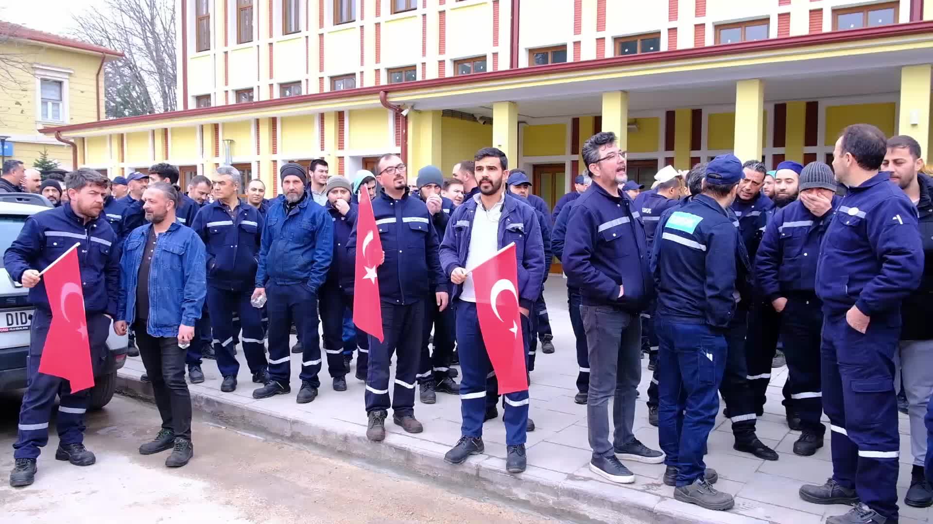DEMİRYOL İŞ SENDİKASI ÜYESİ İŞÇİLER ESKİŞEHİR'DE EYLEM YAPTI: "KAMU İŞÇİLERİ OLARAK ÜVEY EVLAT MUAMELESİ GÖRDÜK"