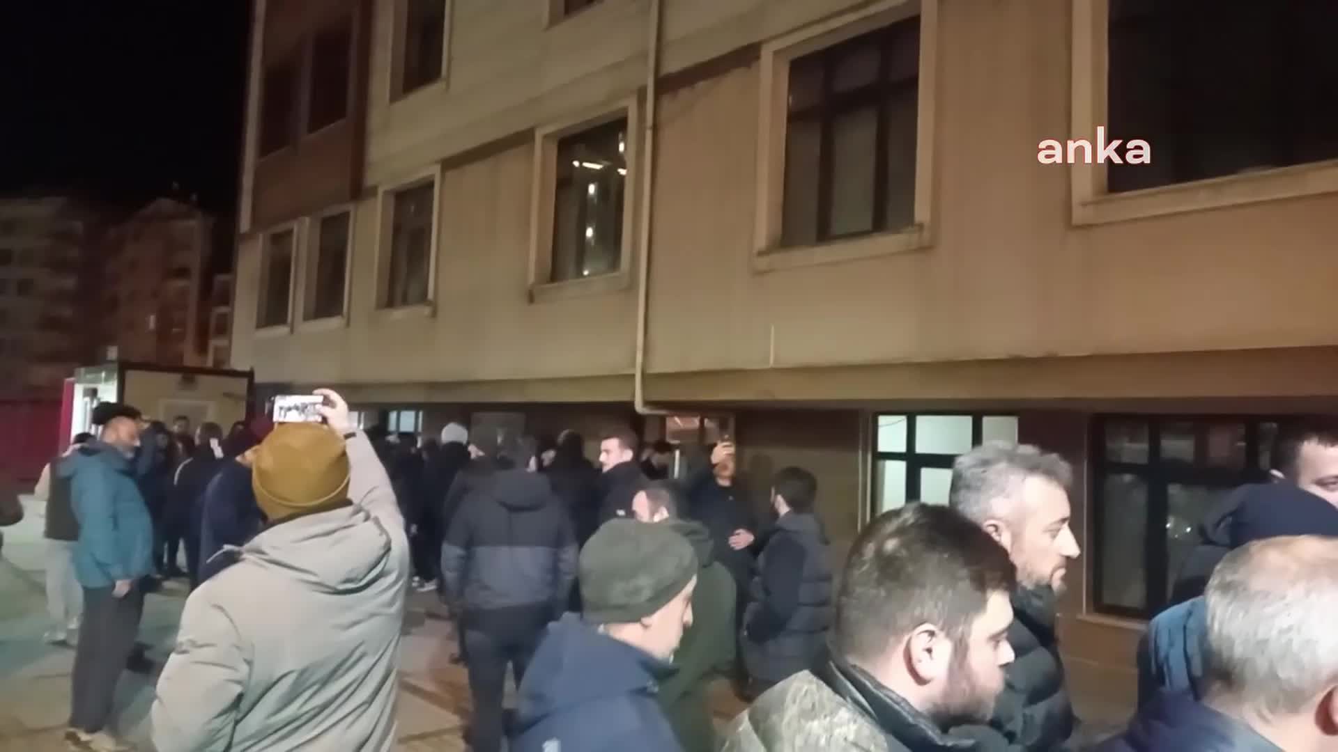 RİZE AKSA ÇORUH ELEKTRİK ŞİRKETİ İŞÇİLERİ, 'PERFORMANS DÜŞÜKLÜĞÜ' GEREKÇE GÖSTERİLEREK İŞTEN ATILAN ARKADAŞLARI İÇİN EYLEM YAPTI
