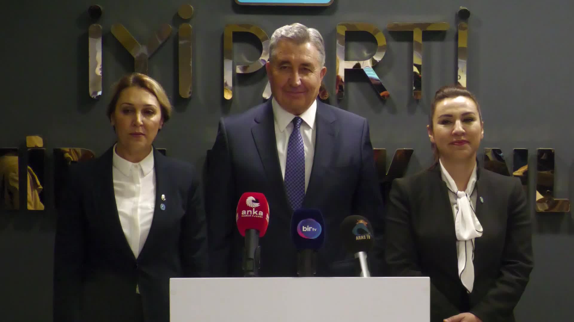 İYİ PARTİ MENDERES BELEDİYE BAŞKAN ADAYI ERGUN ÖZGÜN: “İZMİR'E MESAİ HARCAMAYA MECBURİYETİMİZ VAR, İZMİR'İN DE BİZE İHTİYACI VAR”