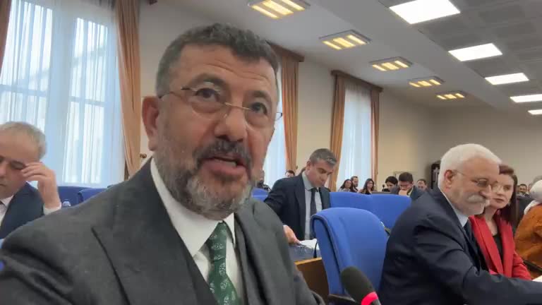 VELİ AĞBABA: "ESKİDEN BİRİ EMEKLİ OLDUĞU ZAMAN, İŞÇİ EMEKLİ OLDUĞU ZAMAN EVİNİ ALIRDI. ŞİMDİ BIRAKIN ARABAYI ALMAYI, BIRAKIN EV ALMAYI, ARABANIN TEKERİNİ ALAMIYOR"
