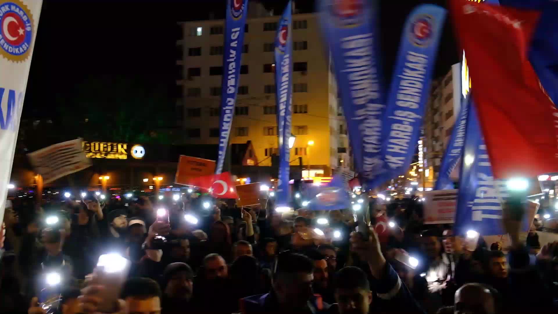 ESKİŞEHİR’DE SAVUNMA SANAYİ İŞÇİLERİ EYLEM YAPTI: "İNSANCA YAŞAMAK İSTİYORUZ. BIÇAK KEMİĞİ DELDİ GEÇİYOR, KEMİĞİ YIRTTI"