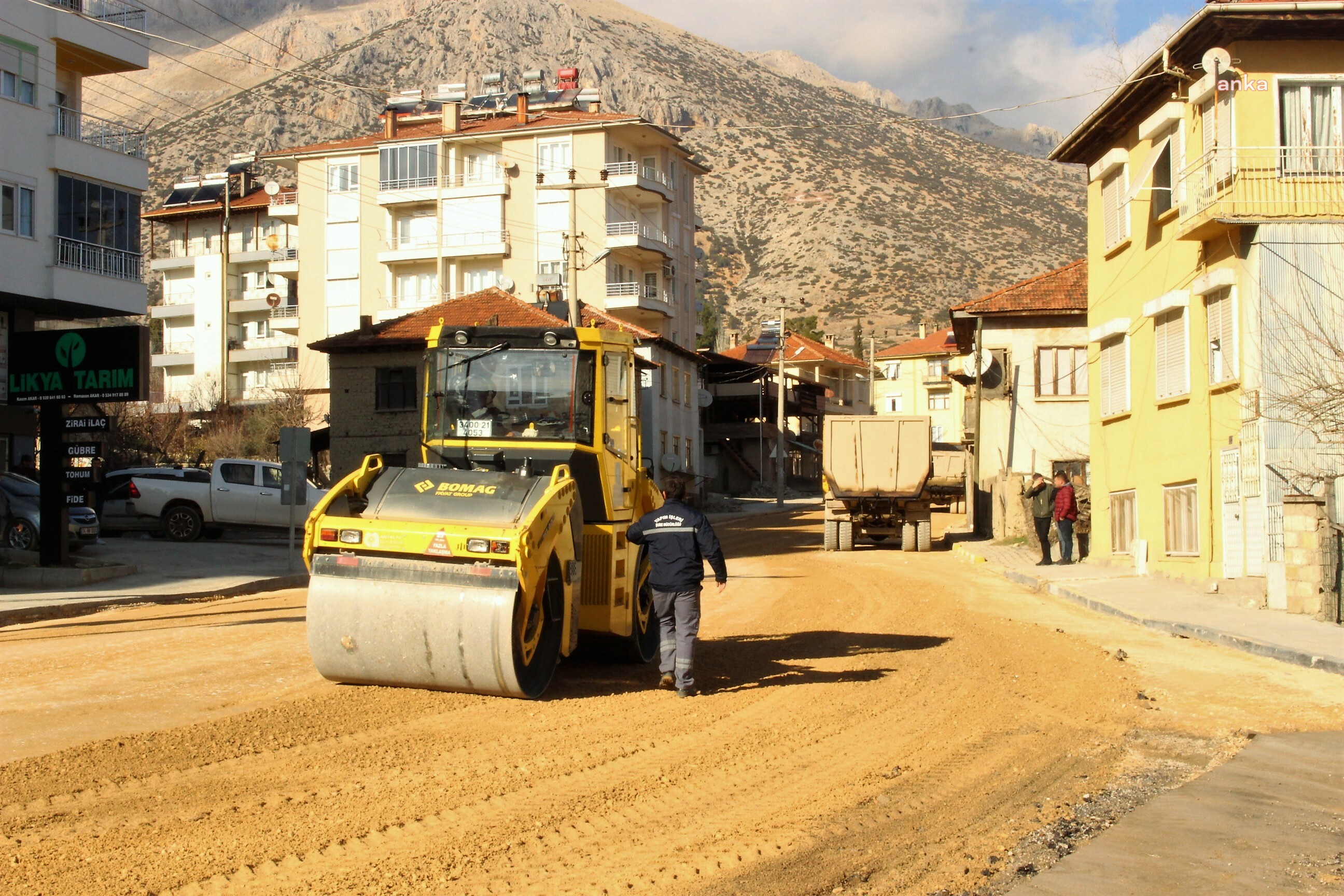 ANTALYA ELMALI’DA SICAK ASFALT ÇALIŞMALARI SÜRÜYOR