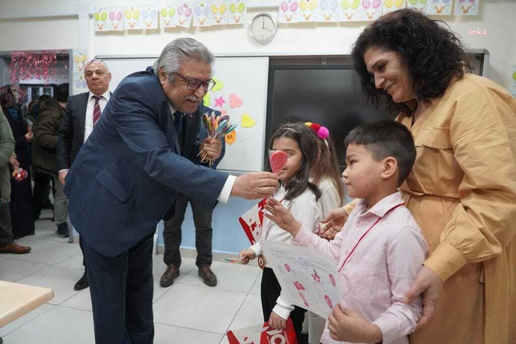 BİLECİK BELEDİYE BAŞKANI KAYA, ÖĞRENCİLERİN KARNE SEVİNCİNİ PAYLAŞTI