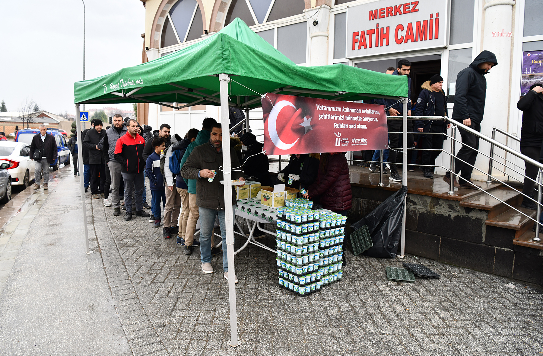 TEPEBAŞI'NDA CUMA NAMAZI SONRASI ŞEHİTLER ANISINA PİLAV DAĞITILDI