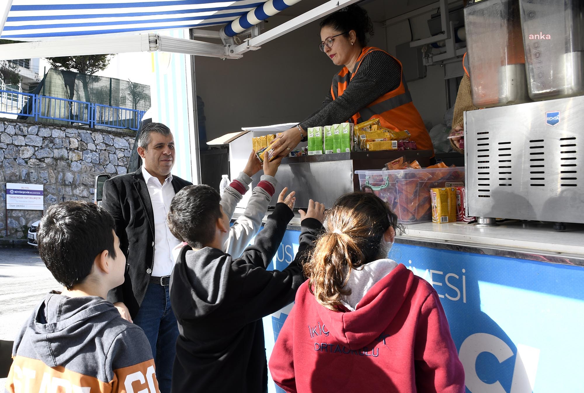 KUŞADASI BELEDİYESİ'NDEN ÖĞRENCİLERE KARNE İKRAMI