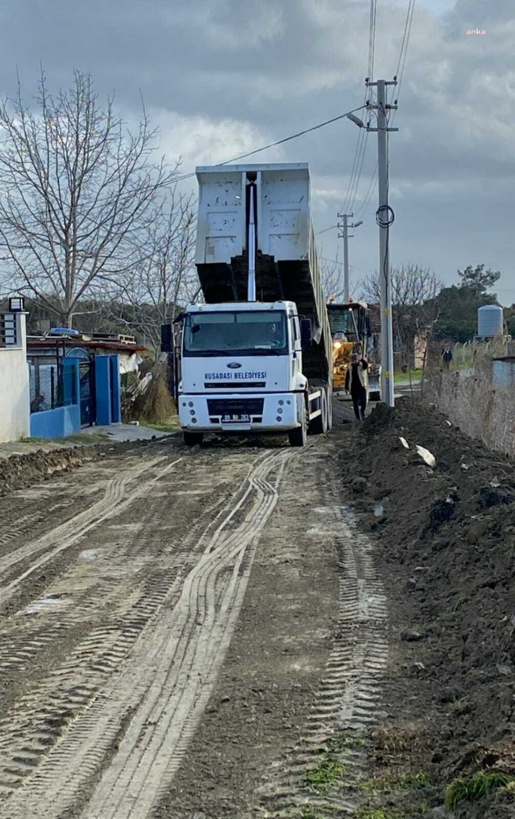 BELEDİYE HİZMET EKİPLERİ 24 SAAT KUŞADASI İÇİN ÇALIŞIYOR
